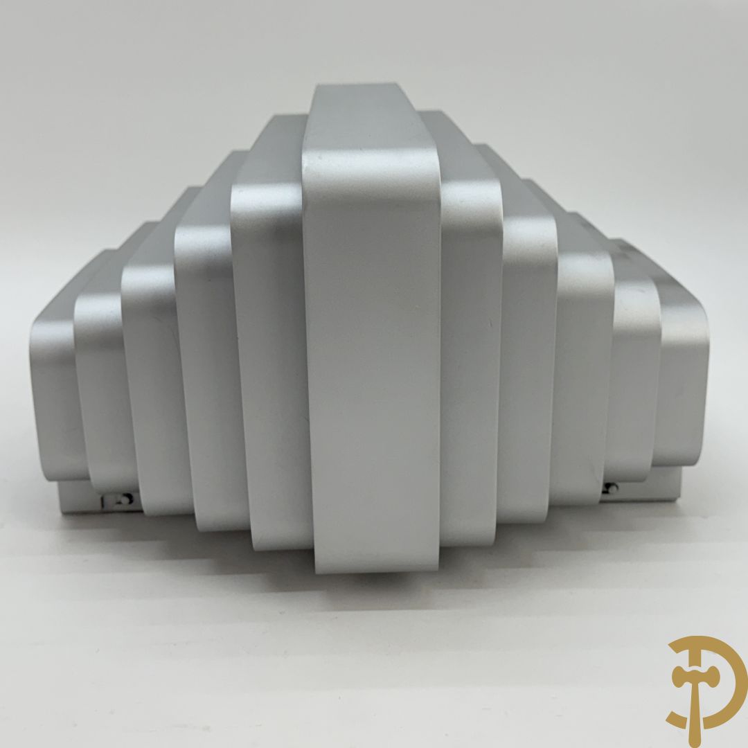 Paar verzilverde wandlampen naar model van Jules Wabbes, uitgegeven door Wever & Ducré