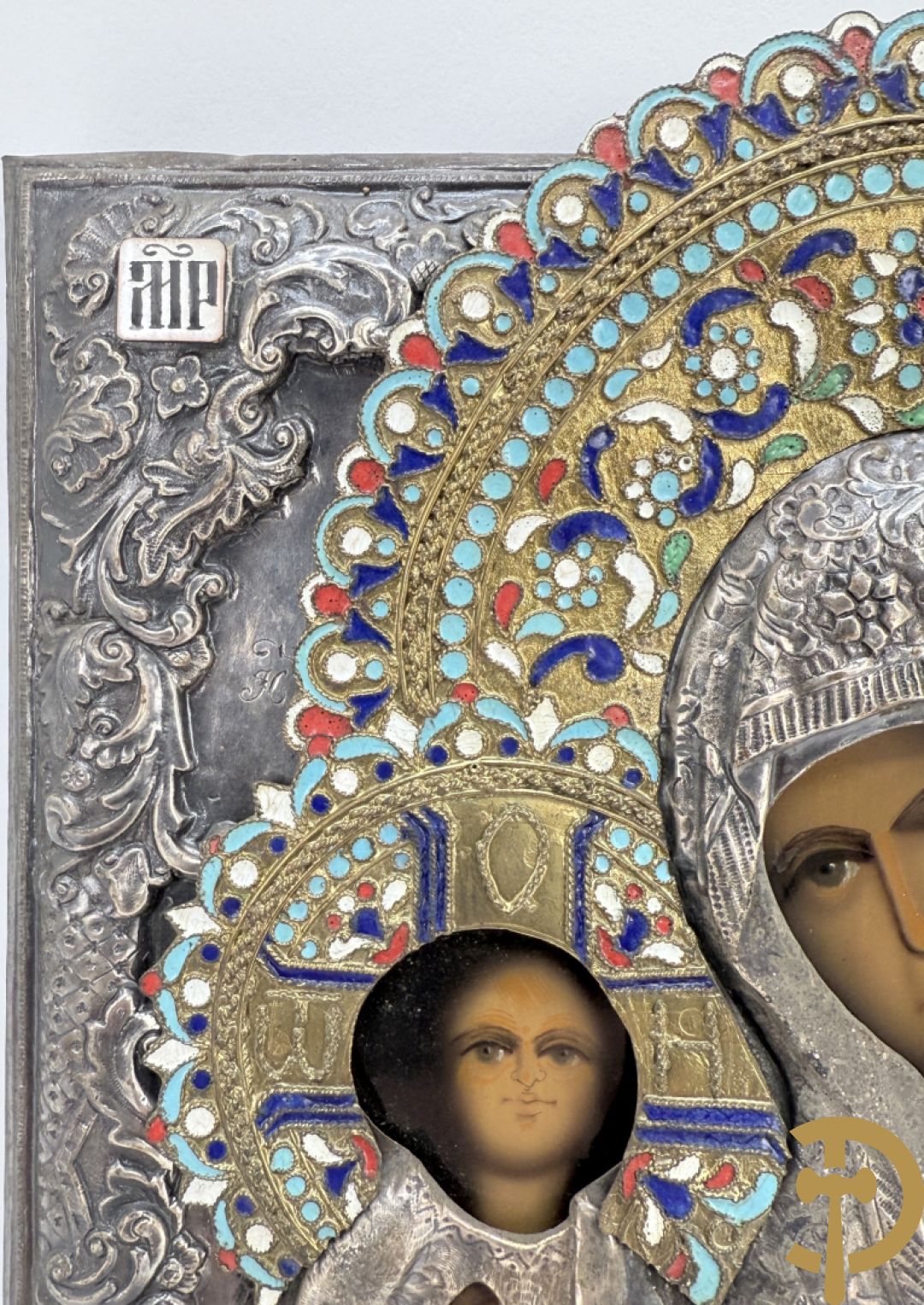 Ikoon met voorstelling van Madonna met kind en verzilverde rizza bezet met email
