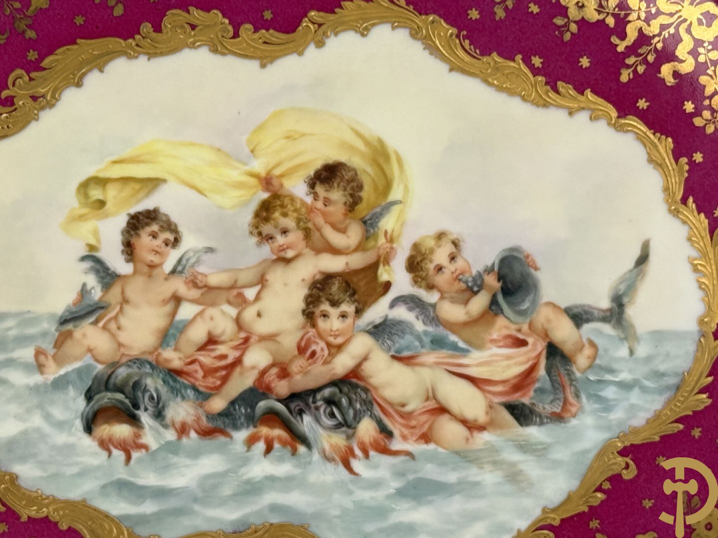 Porseleinen sierbord met decor van cupido