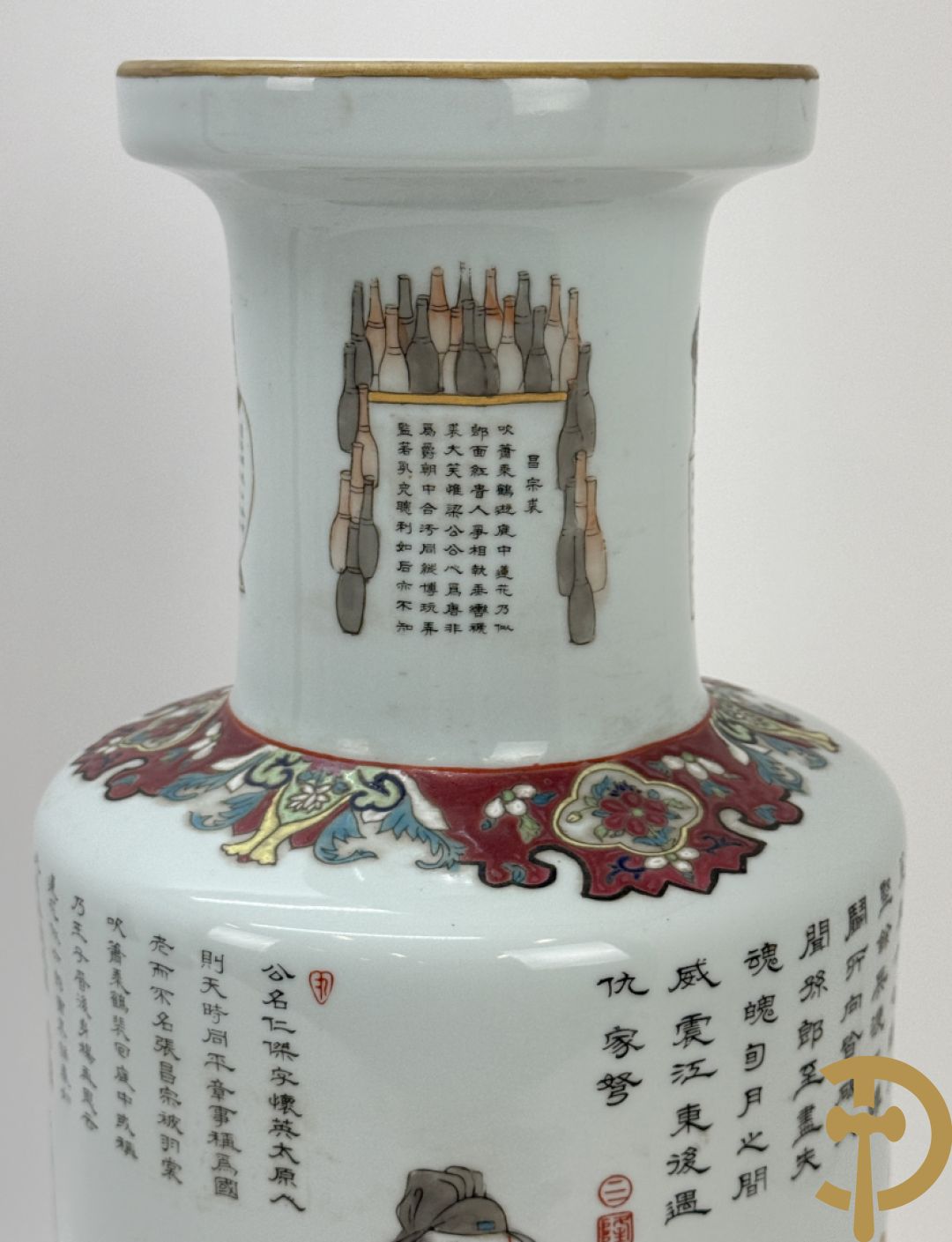 Paar porseleinen Chinese vazen met decor van personages en Chinese tekens, handgekleurd