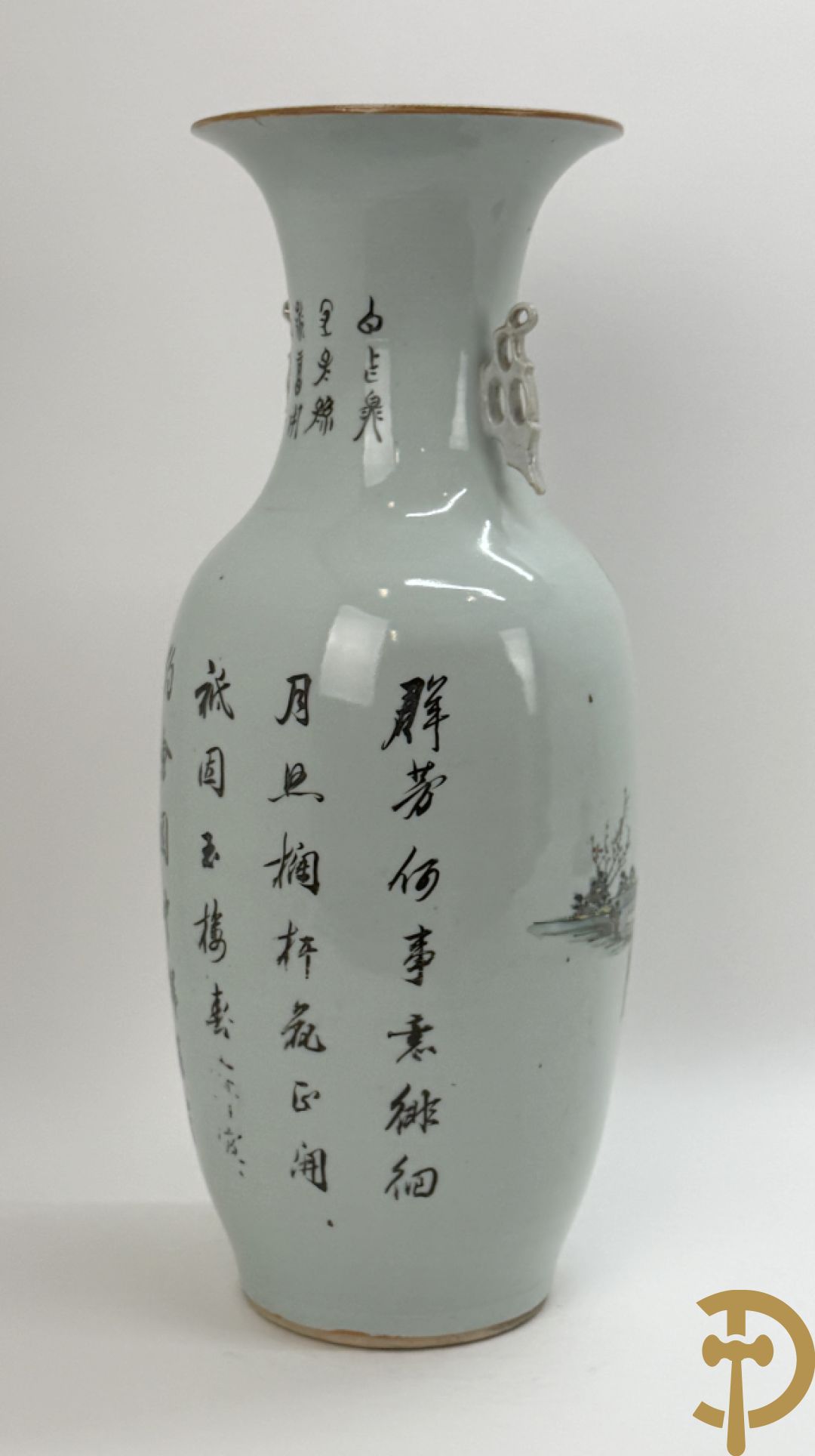 Chinese porseleinen vaas met decor van dames in landschap