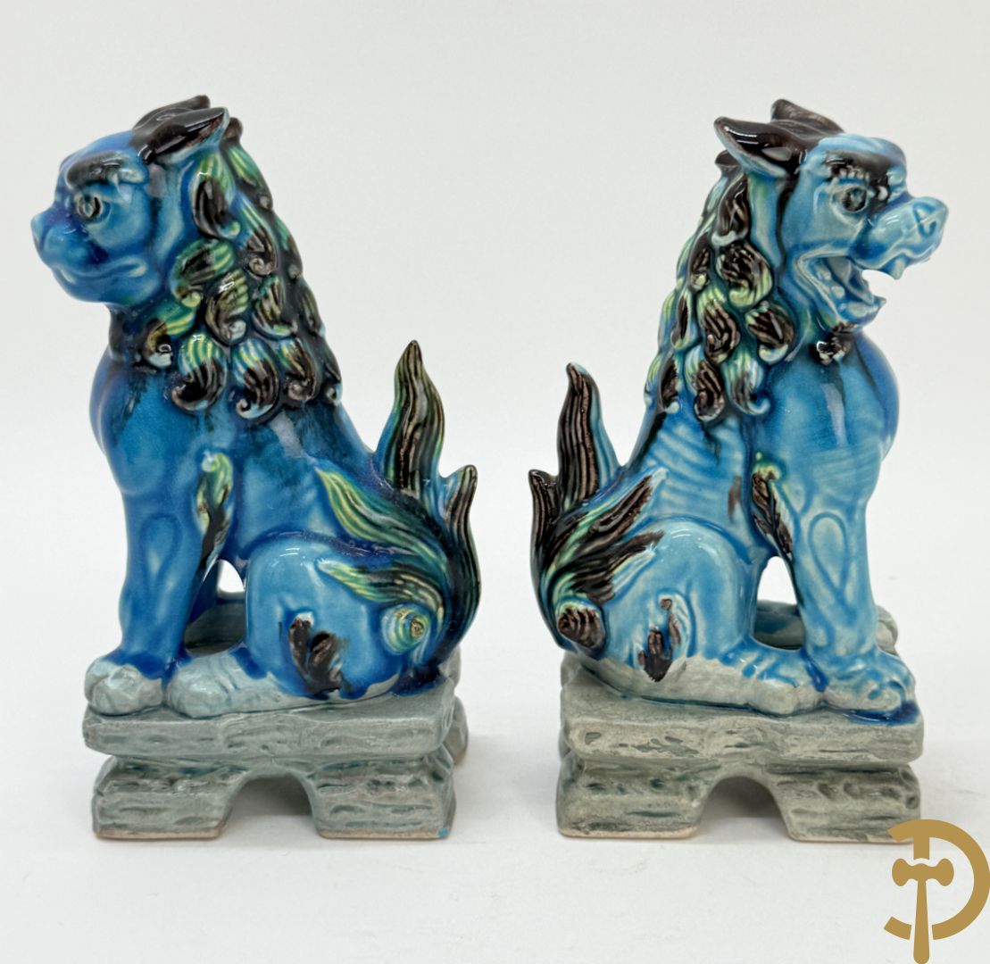 Chinese keramieken wijsgeer met staf + paar papegaaien in meerkleurige keramiek + 2 paar Aziatische keramieken fo-hondjes