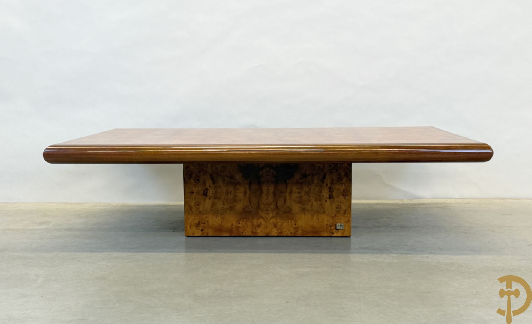 Wortelnotehouten salontafel met notelaren boord, gemerkt Mahay J.C.