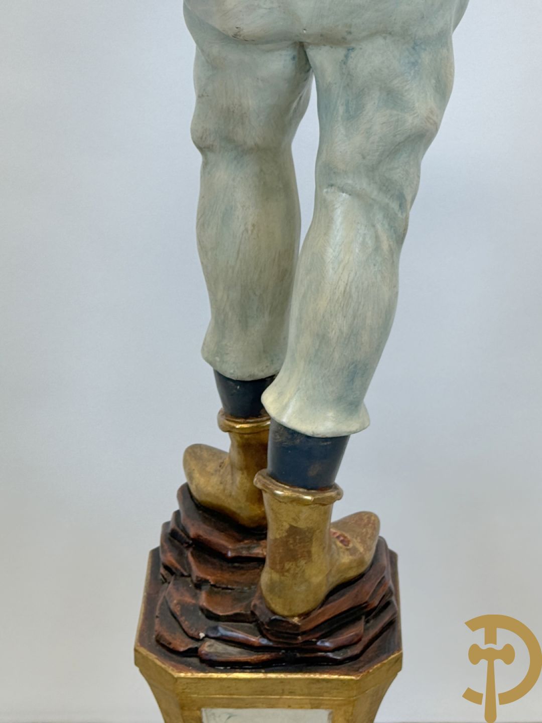 Gepolychromeerde staande moor in Victoriaanse kledij, met opdienschaal, op sokkel - Italiaans