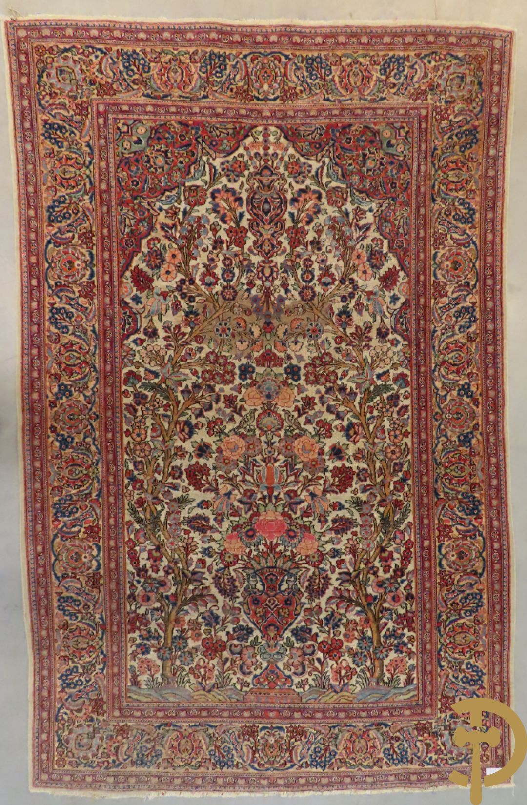 Oosters handgeknoopt tapijt Tabriz met amfoor, bloemen en levensboom