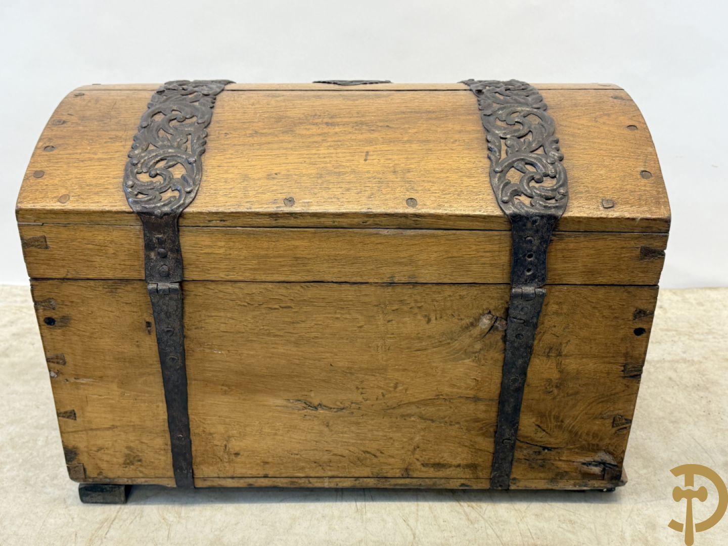 Massief eiken gebogen koffer met ijzeren handvaten en ijzerbeslag