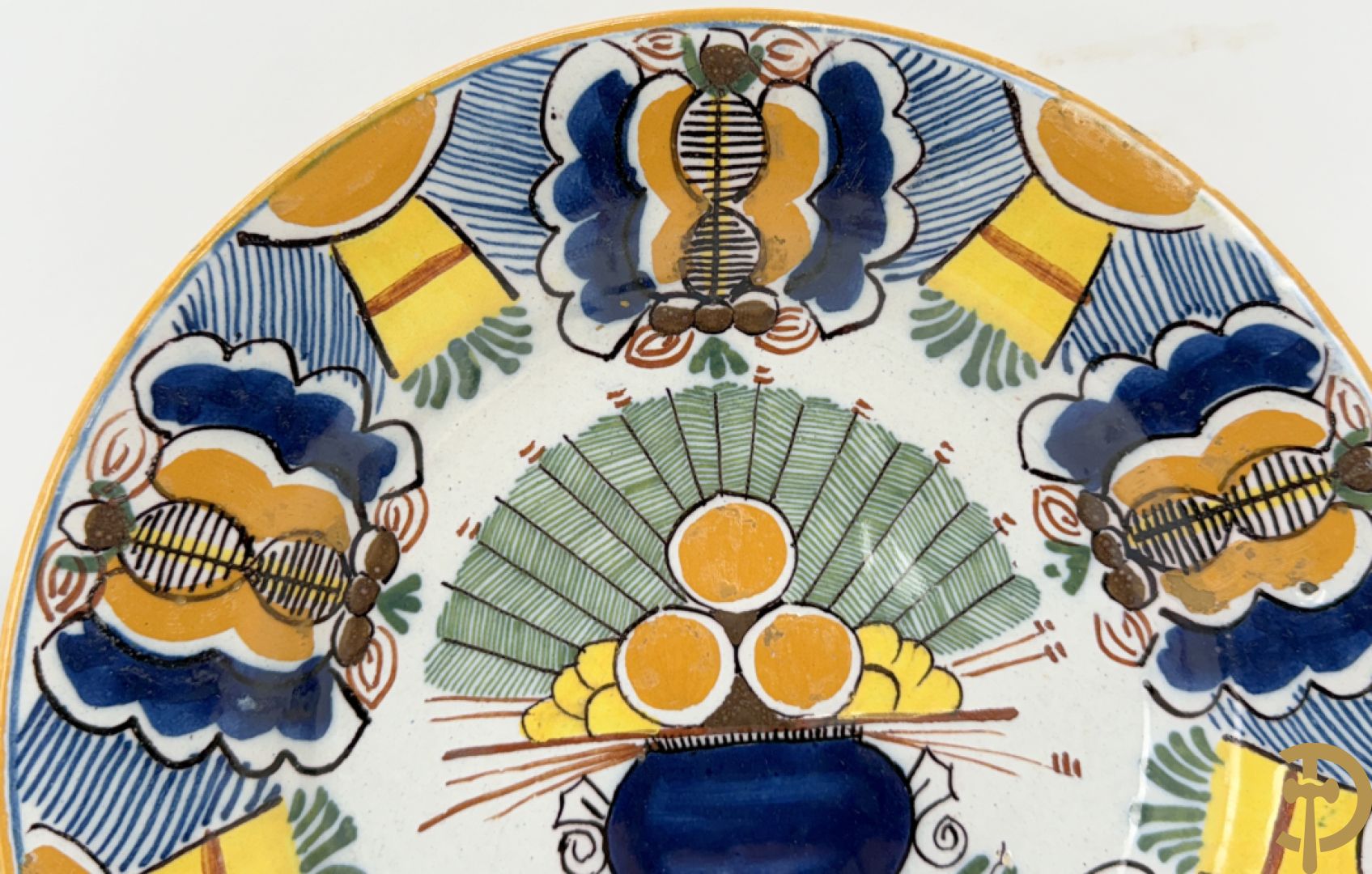 Paar Delftse meerkleurige pauwenstaartbordjes, achteraan gemerkt