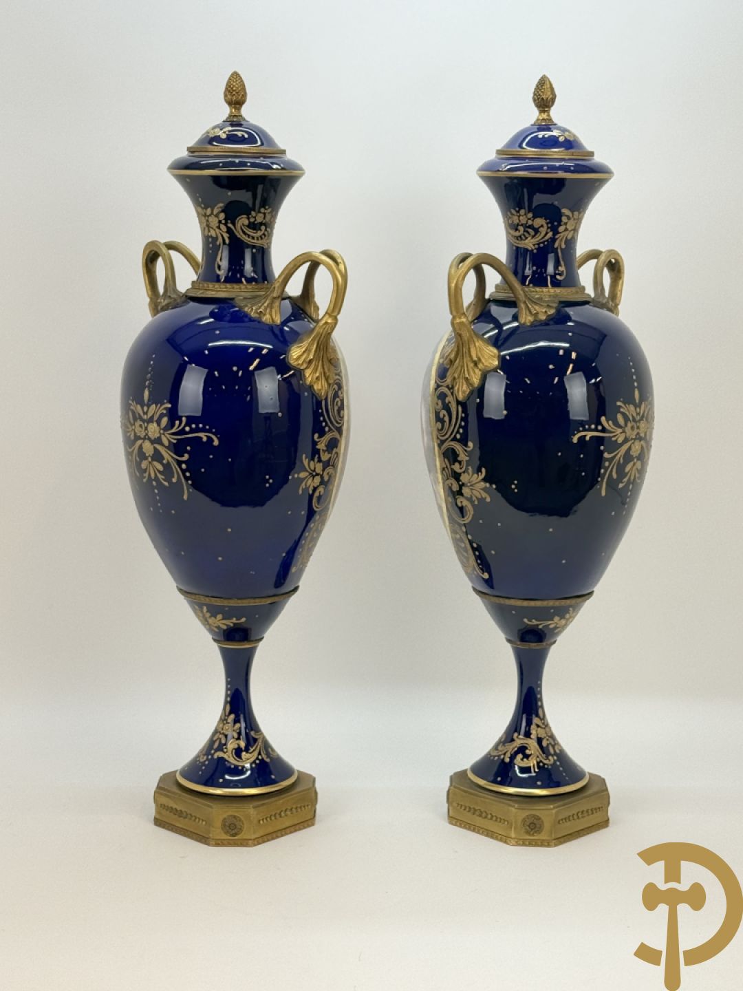 Paar Sèvres stijl vazen met bronzen oren en éénzijdig decor van cupido