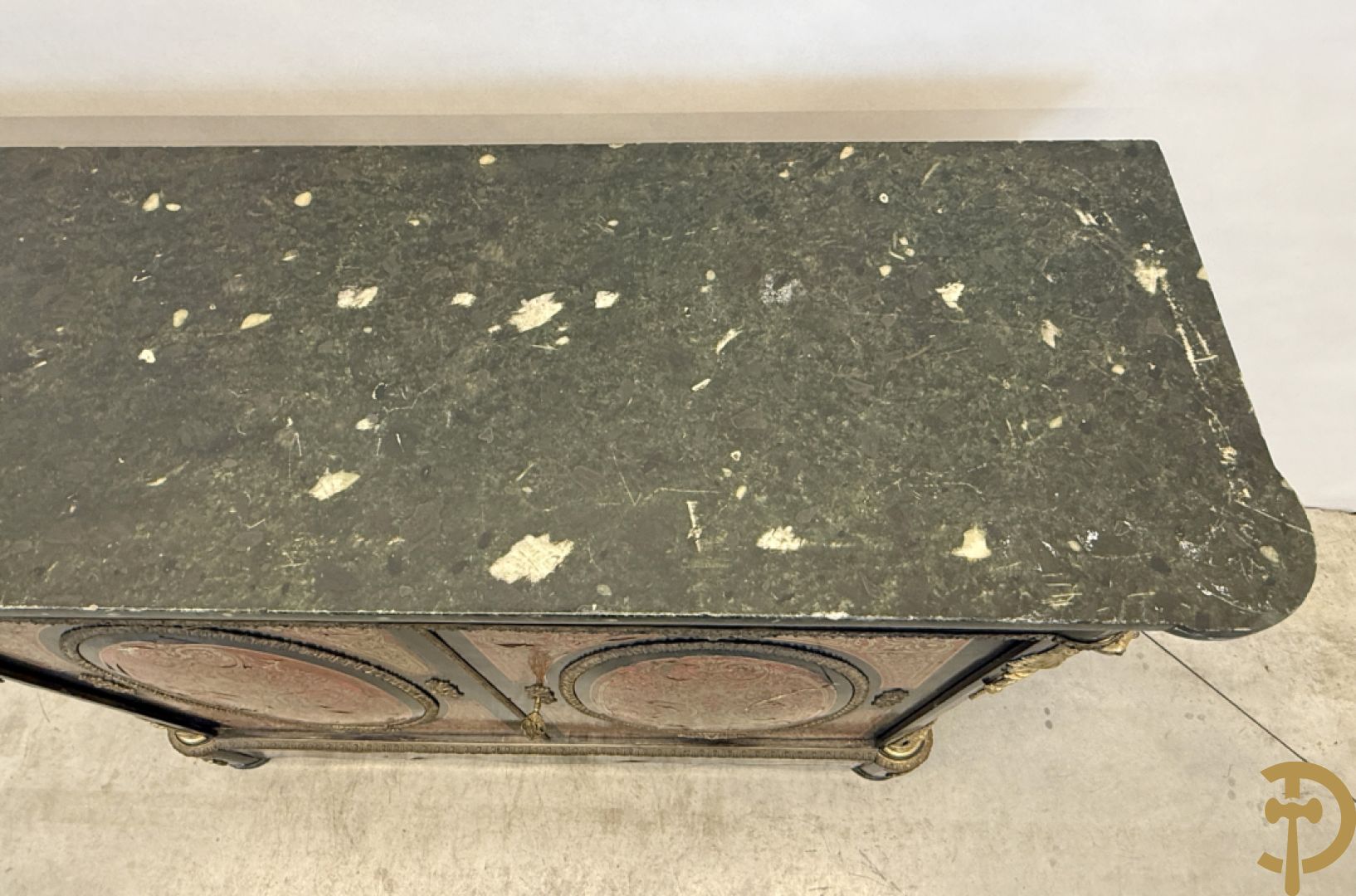 Napoleon III tweedeursdresse bezet met bronzen ornamenten van dameshoofden - paar ovale medaillons in de deuren, alles bezet met Boulle techniek - bovenaan met marmeren blad