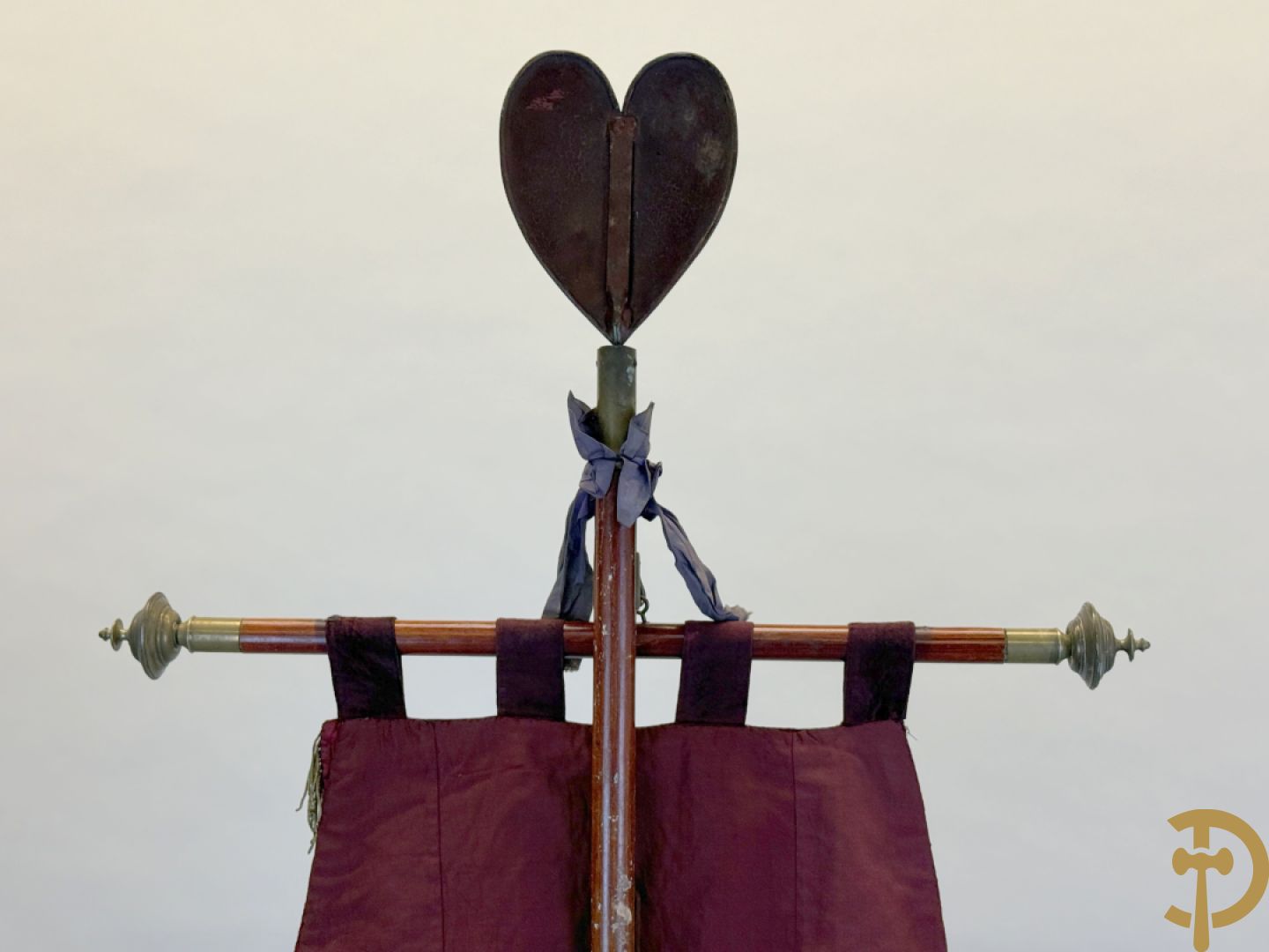 Franse vaandel in rode velours op staander met metalen hartvormig beschilderd ornament met bloemen boven handdruk, Libre Pensée Roubaisienne, Fondé en 1902