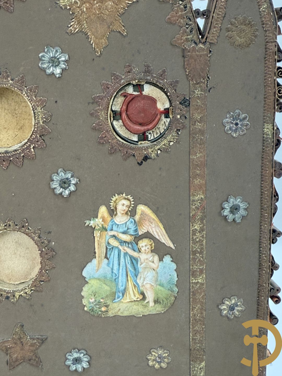 Relikwiehouder in de vorm van een altaar met Christusnagel en omgeven door papperollen - onder stolp