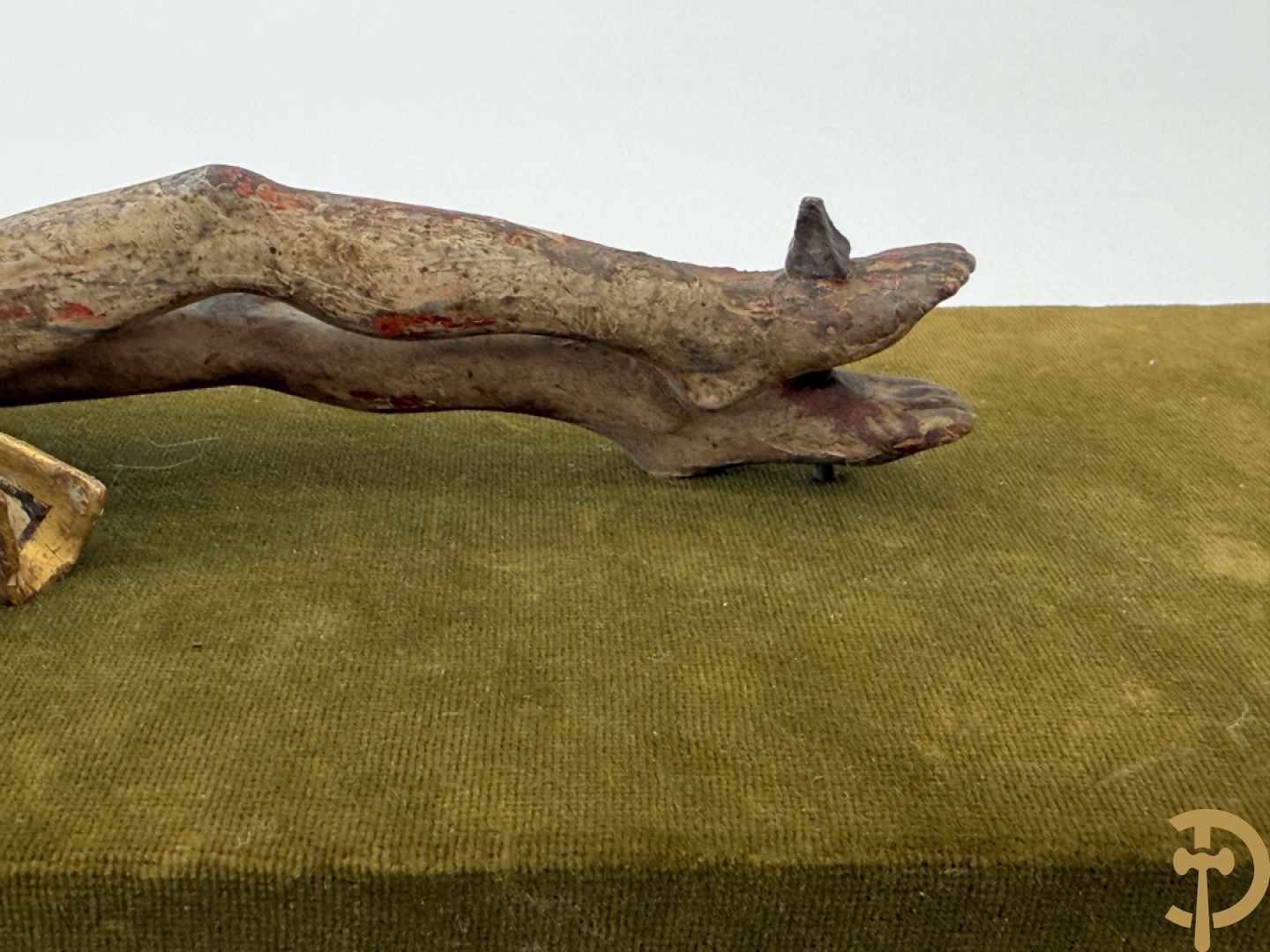 Twee houtgesculpteerde en gepolychromeerde corpussen, 18e