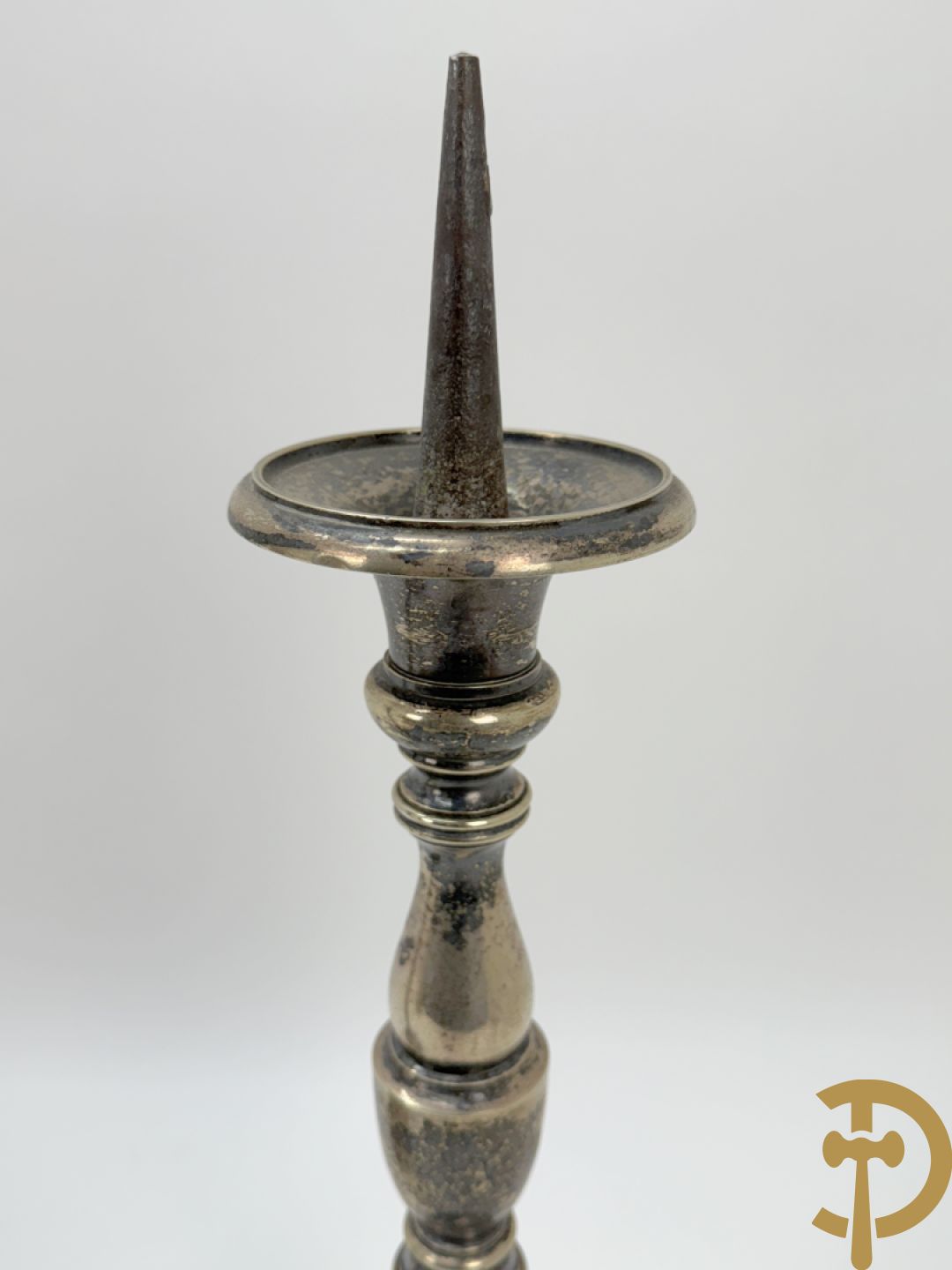 Paar antieke koperen kandelaars + paar metalen  zilverkleurige ballusterkandelaars