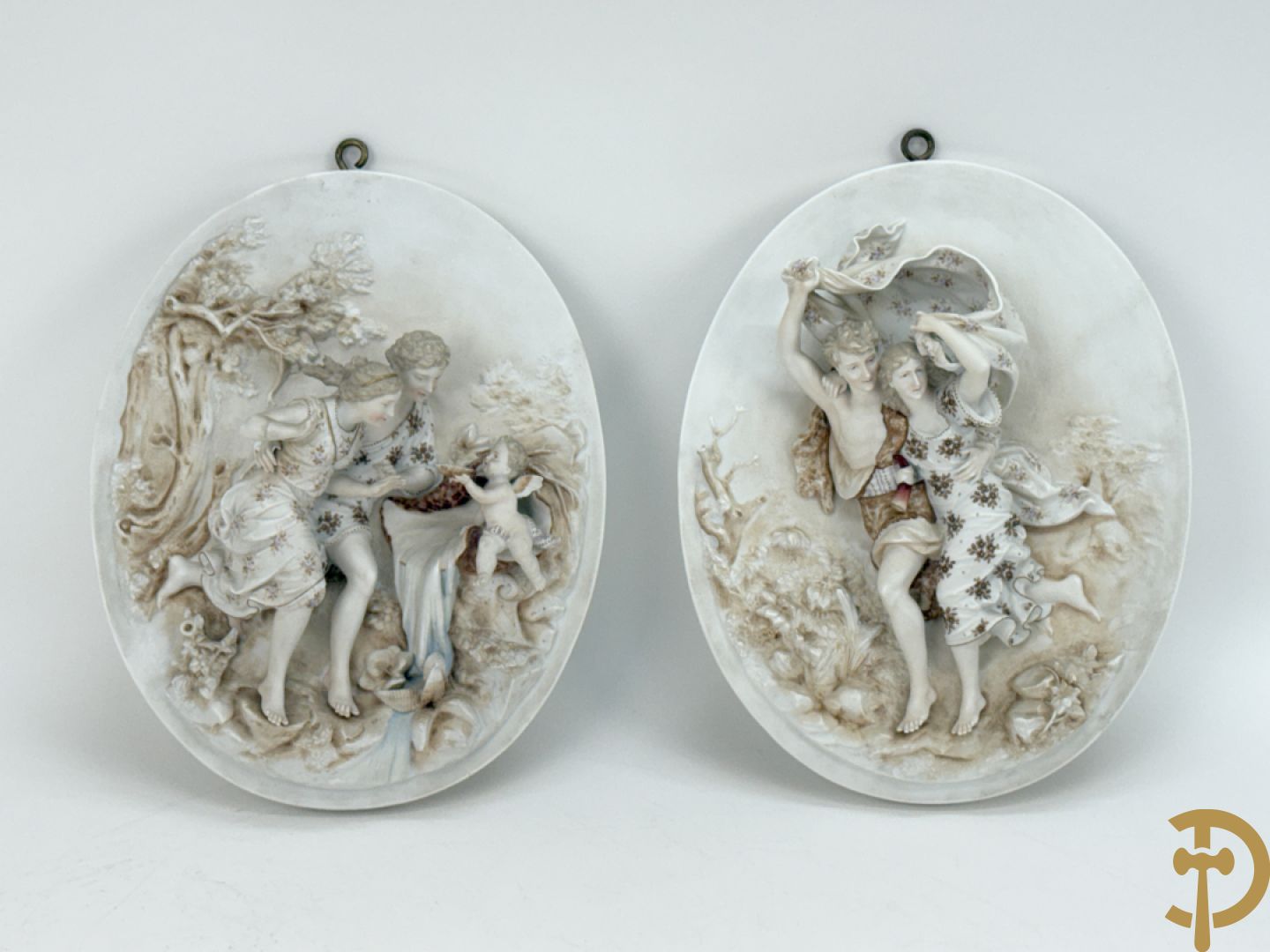 Paar ovale basreliefs met romantisch koppel en cupido in biscuit, achteraan onleesbaar gestempeld