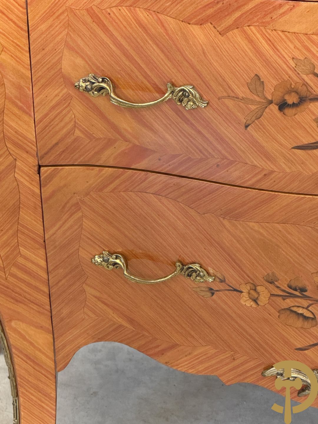 Notelaren gegalbeerde drieladencommode met bloemenmarketterie en marmeren blad