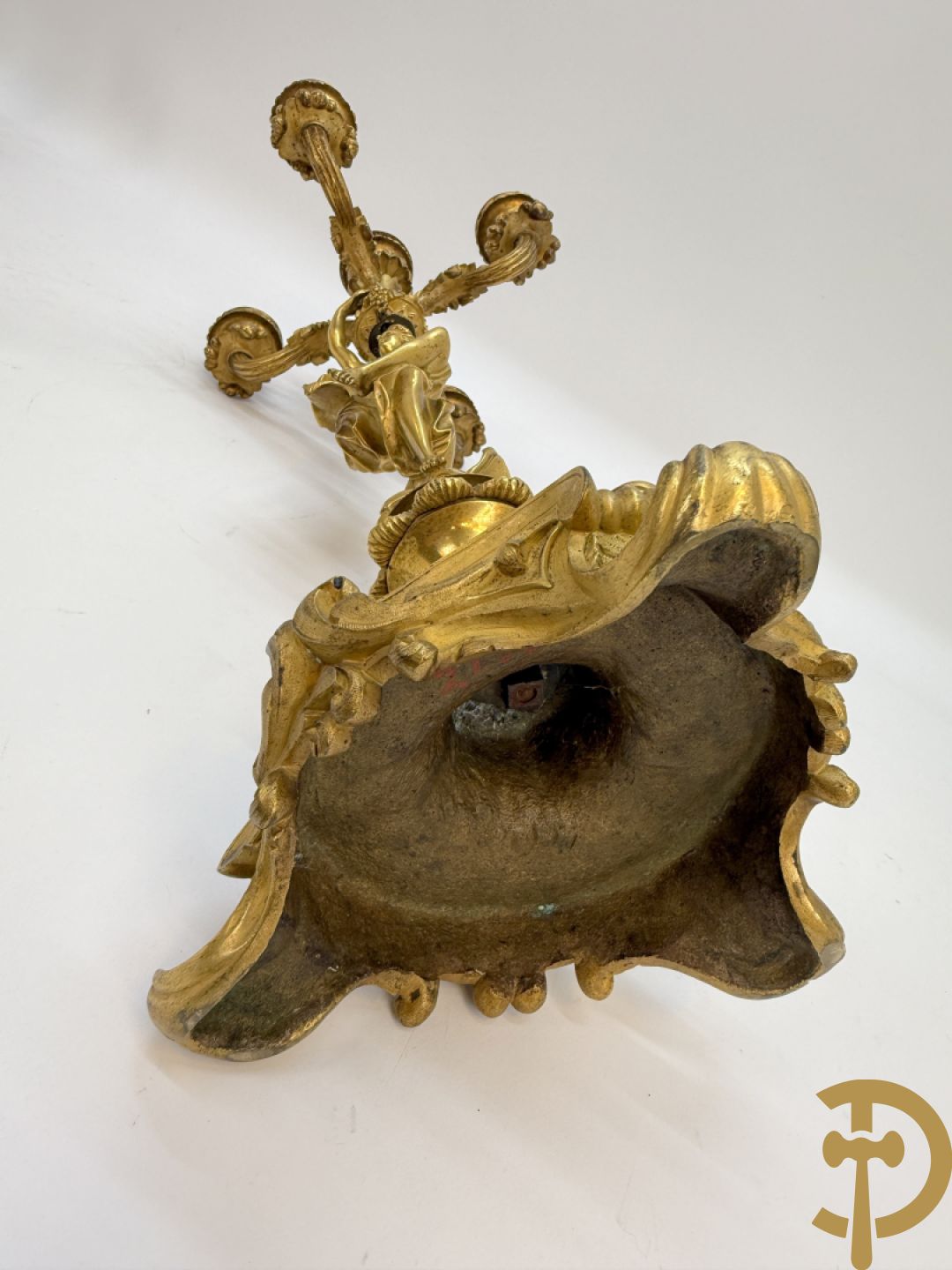 Paar bronzen kandelaars met sater en naakte dame, versierd met accanthusranken en dierenmotieven