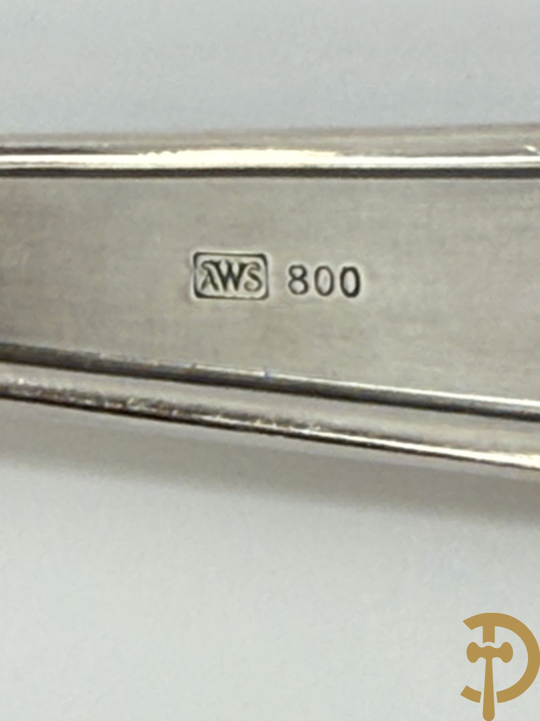 Massief zilveren bestek in koffer, gemerkt AWS 800, bestaande uit 12 vorken, 12 lepels, 12 messen, 12 dessertvorken, 12 dessertlepels, 12 dessertmessen, 12 koffielepels en 12 taartvorkjes + 12 verzilverde  visvorken en vismessen gemerkt Wello + verzilverde soepscheplepel gemerkt Wellner 90