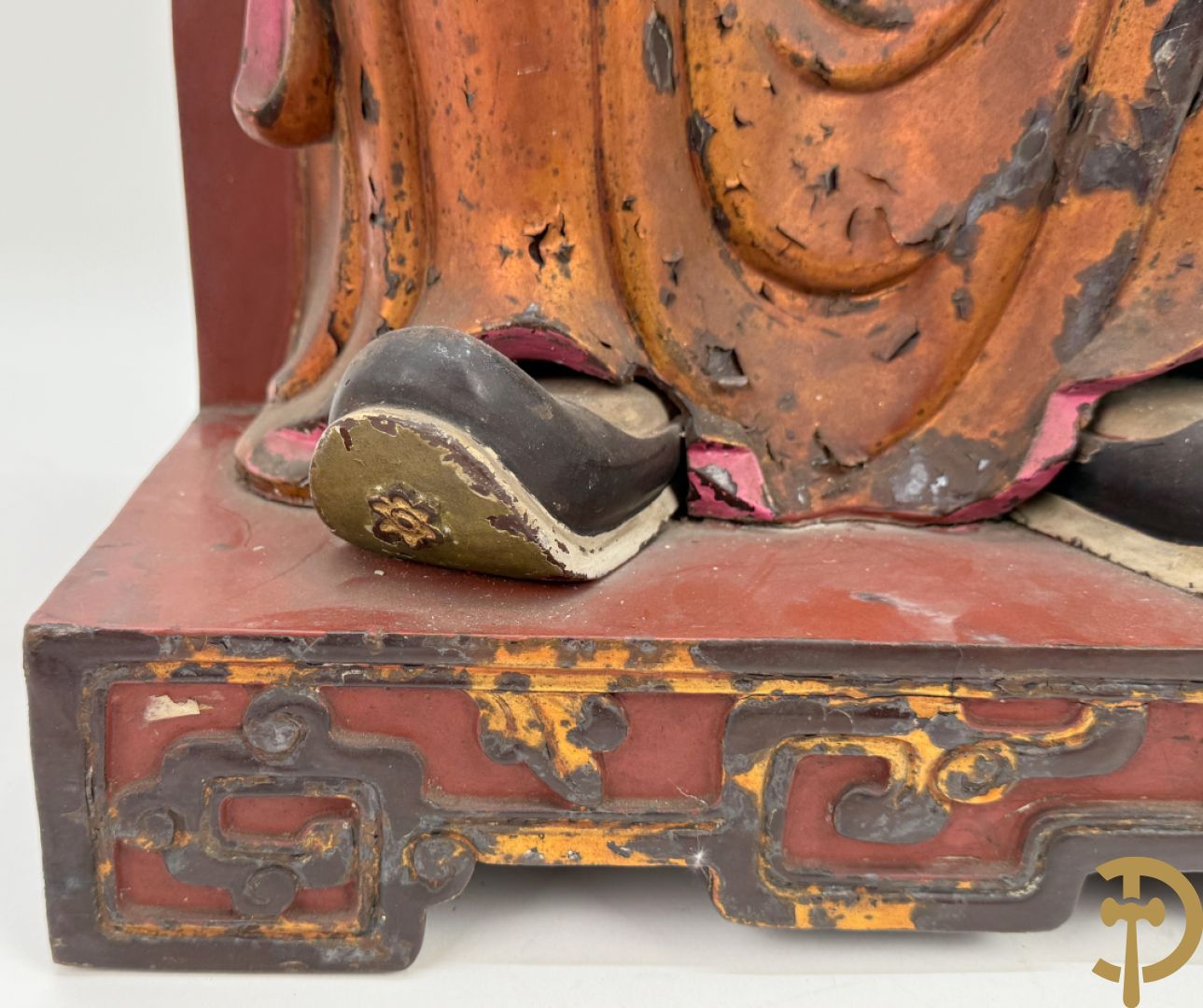 Houtgesculpteerd en gepolychromeerd zittend boedhistisch figuur