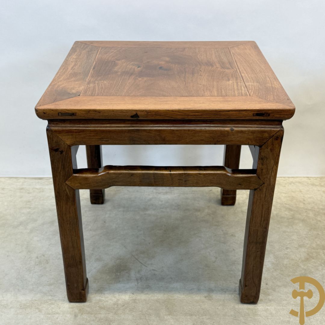 Twee hardhouten Chinese bijzettafels + salontafel