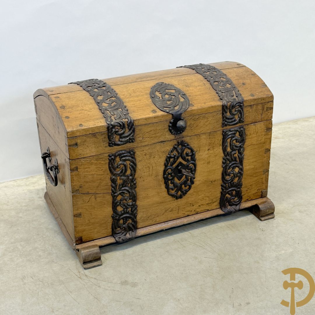 Massief eiken gebogen koffer met ijzeren handvaten en ijzerbeslag