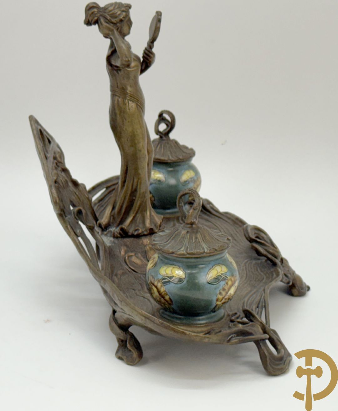 Bronzen inktstel bezet met staande dame met opmaakspiegel en zijdelings met 2 encriers, Art Nouveau stijl