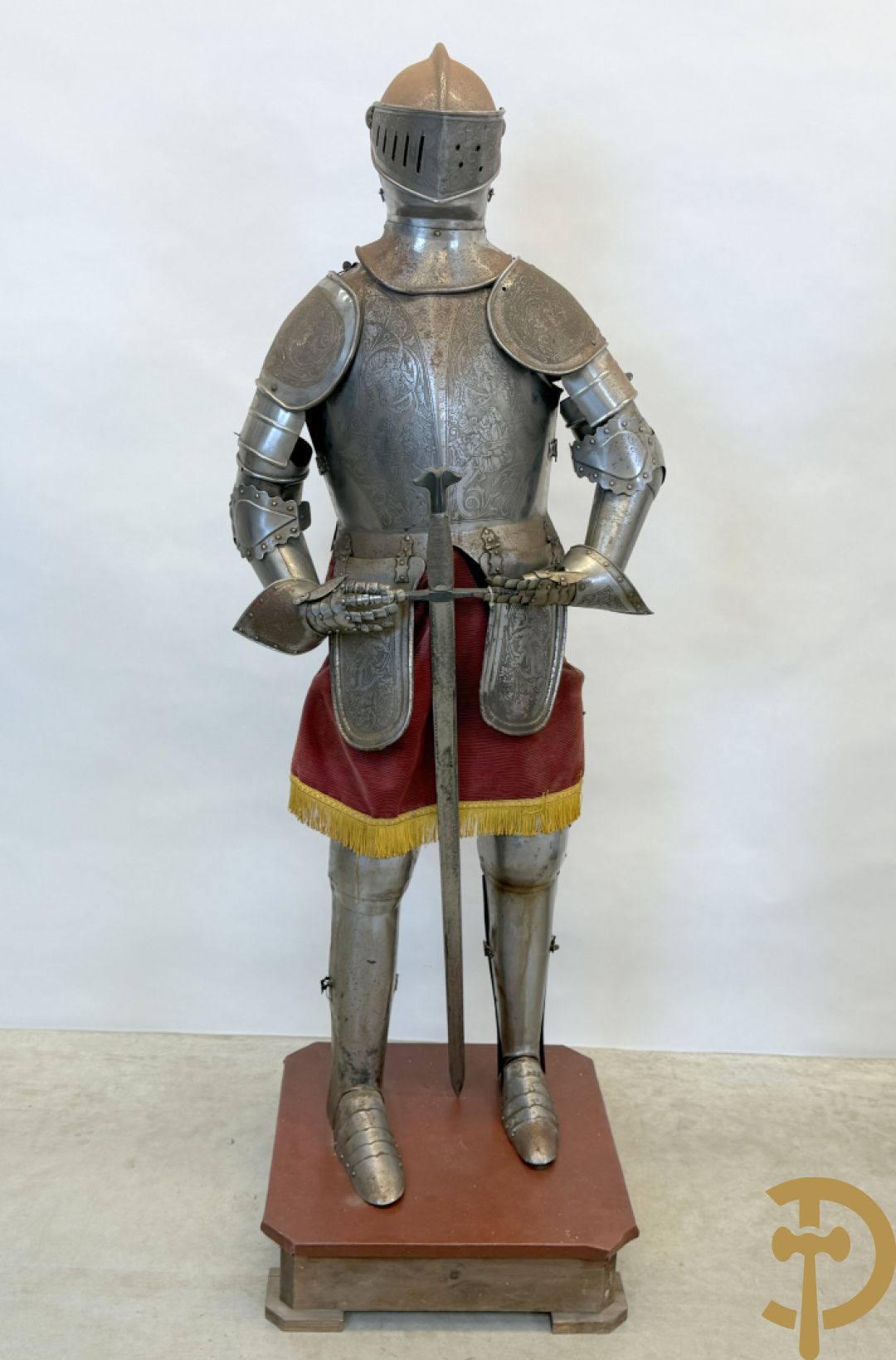 Paar ijzeren decoratieve harnassen ridderuitrusting met geciseleerde motieven op de elementen, met zwaard en ridderhelm - op statief - vermoedelijk Spaans 1930-1940