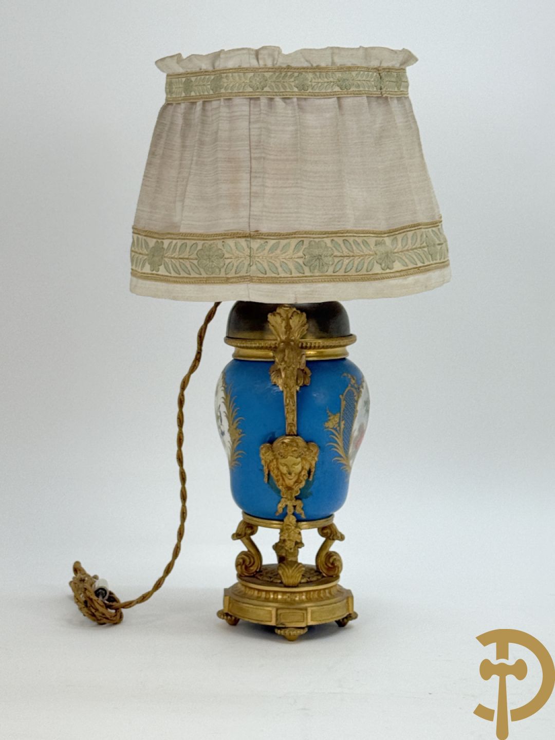 Bronzen lampadaire met accanthusranken en centraal Sèvres coupe gedecoreerd met cupido en bloemendecor