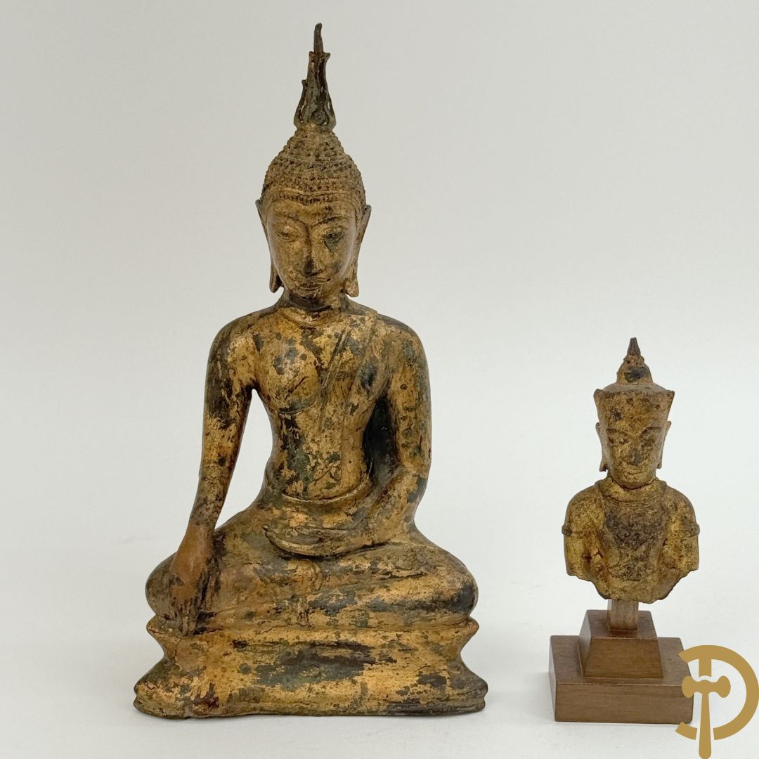 Bronzen zittende boedha in verloren was techniek + fragment van Tibetaans vergulde boedha + bronzen boedhahoofd op houten sokkel