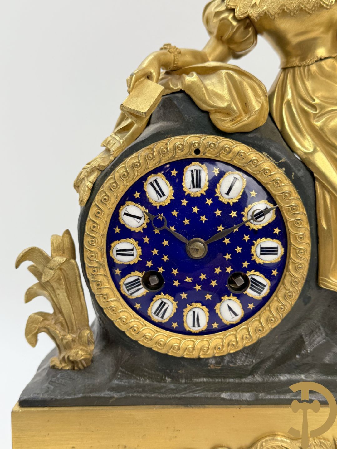 Vergulde pendule met liggende dame en wijzerplaat in blauw email, Charles X