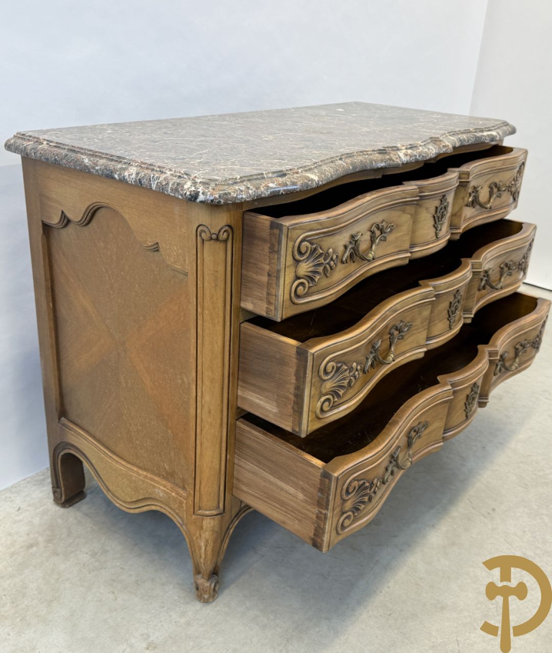 Notelaren drieladencommode met accanthusranken en rocailles, met marmeren blad, op voluutvormige poten