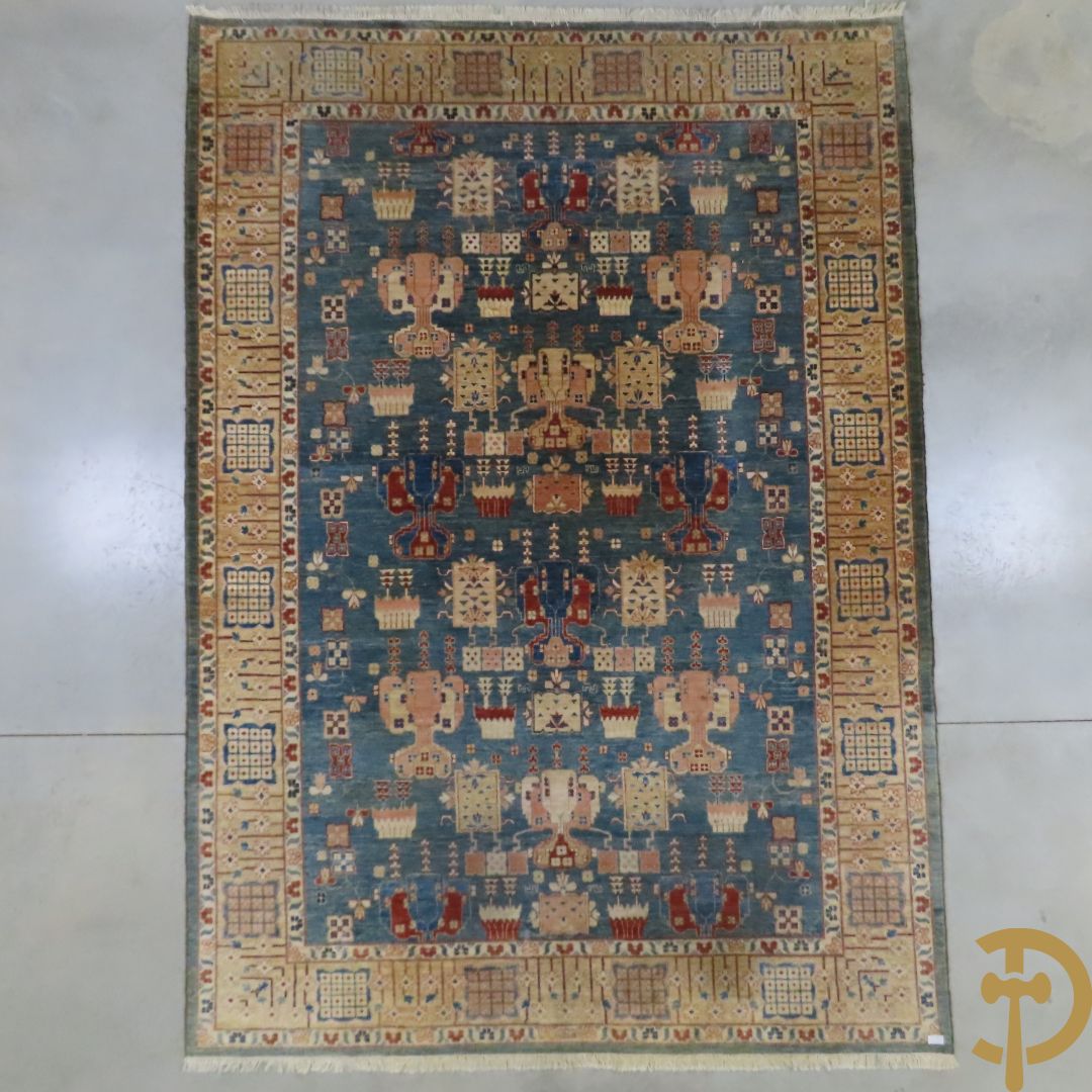 Oosters handgeknoopt tapijt met blauwe fond en geometrische bloemenmotieven