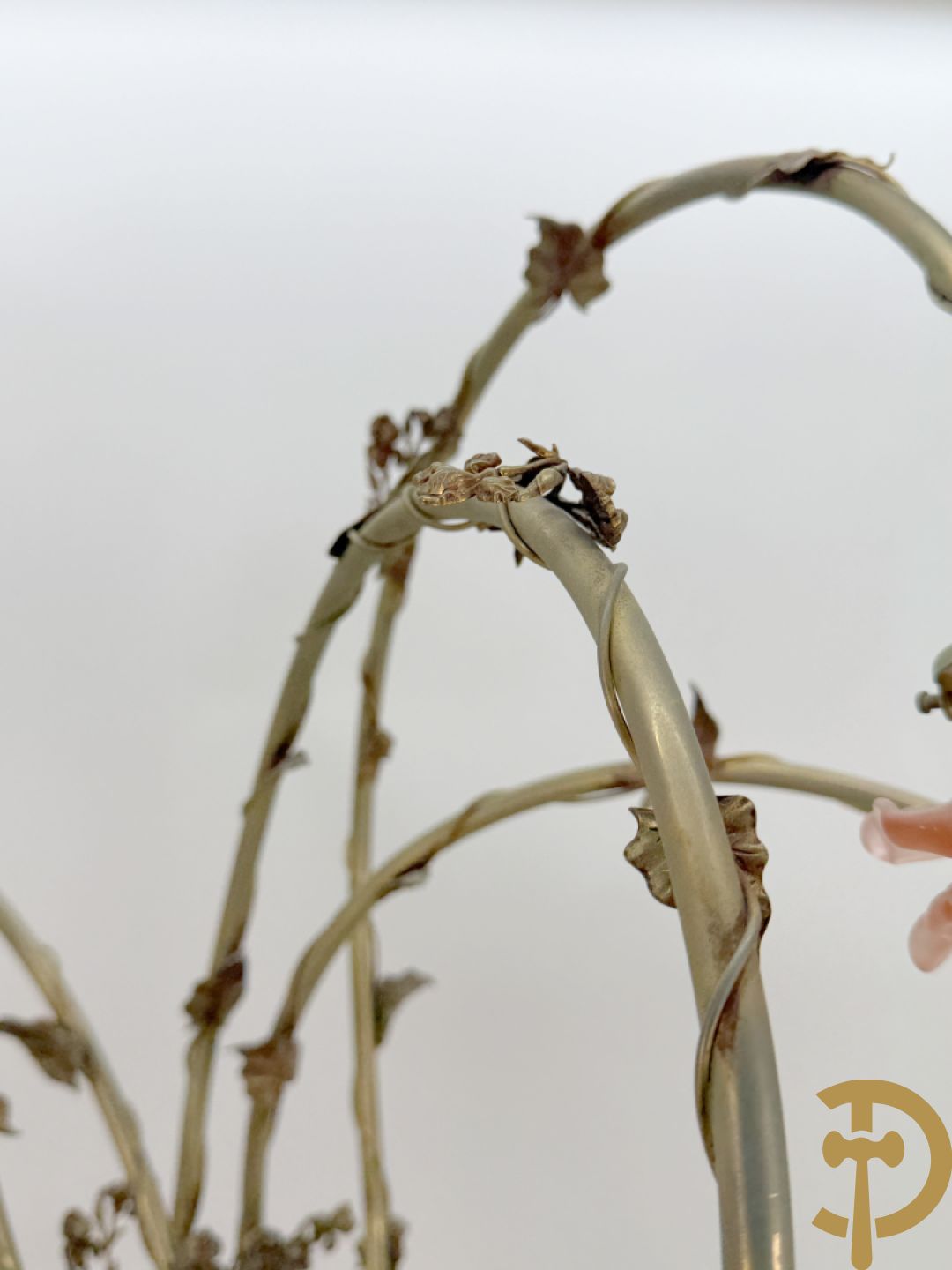 POITE getekend - Vuurverguld bronzen beeld van dame met kinderen houdende een toorts, achteraan 5 lichtpunten