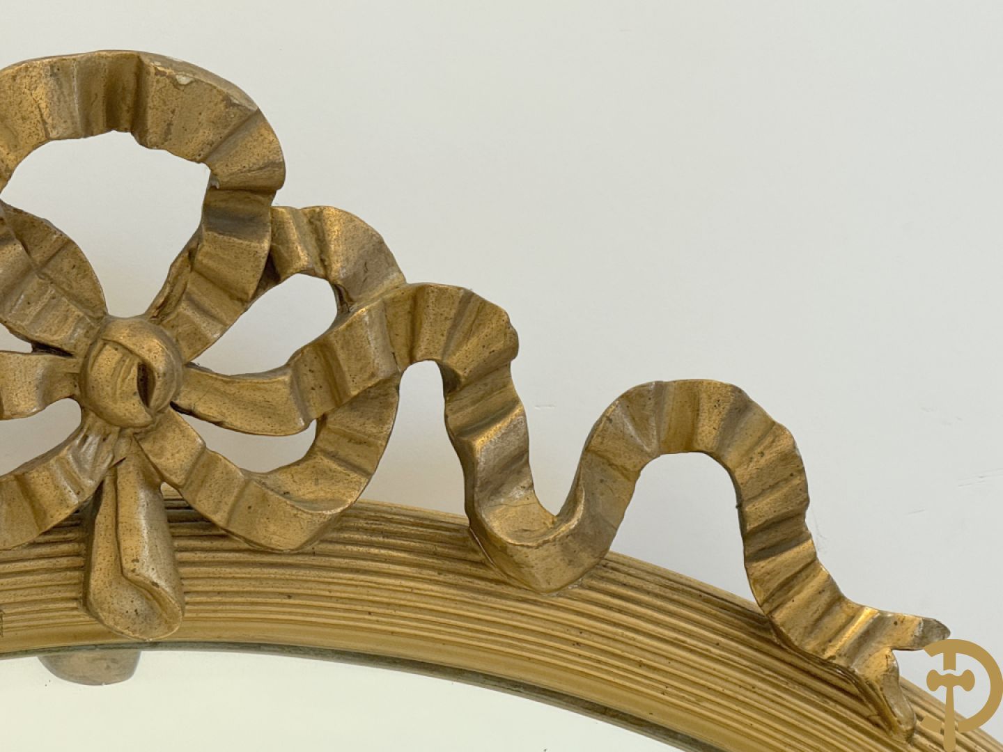 Ovale vergulde spiegel met Louis XVI strik