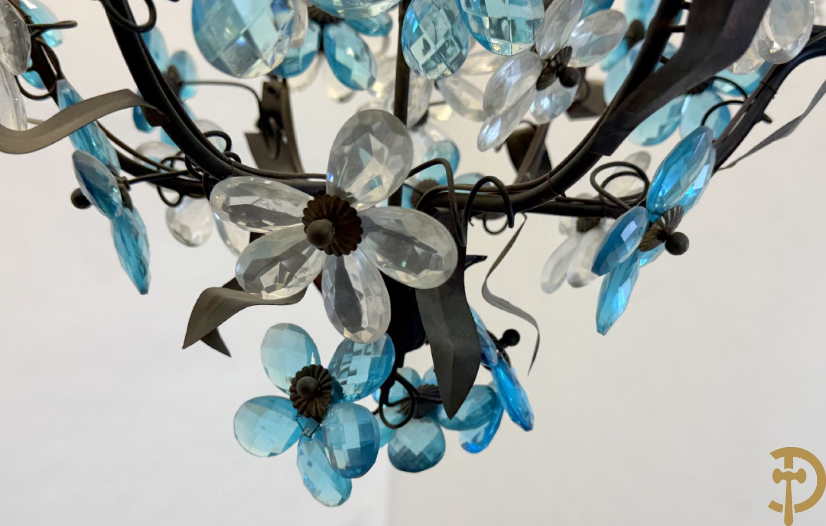 Italiaanse gesmede zesarmige luchter met blauwe glazen bloemmetjes bezet