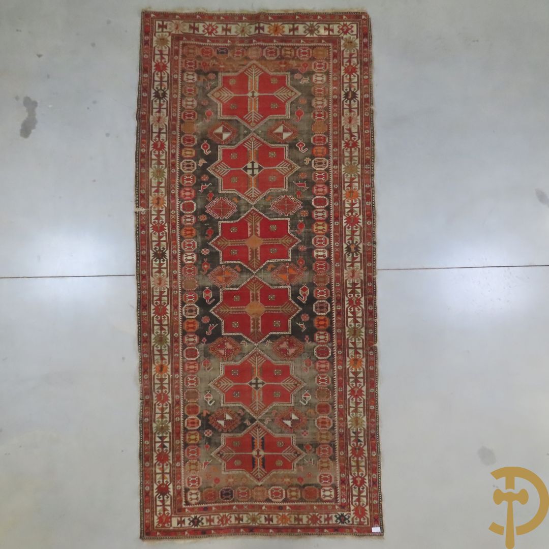 Antiek oosters handgeknoopt Kaukasus tapijt met geometrische patronen