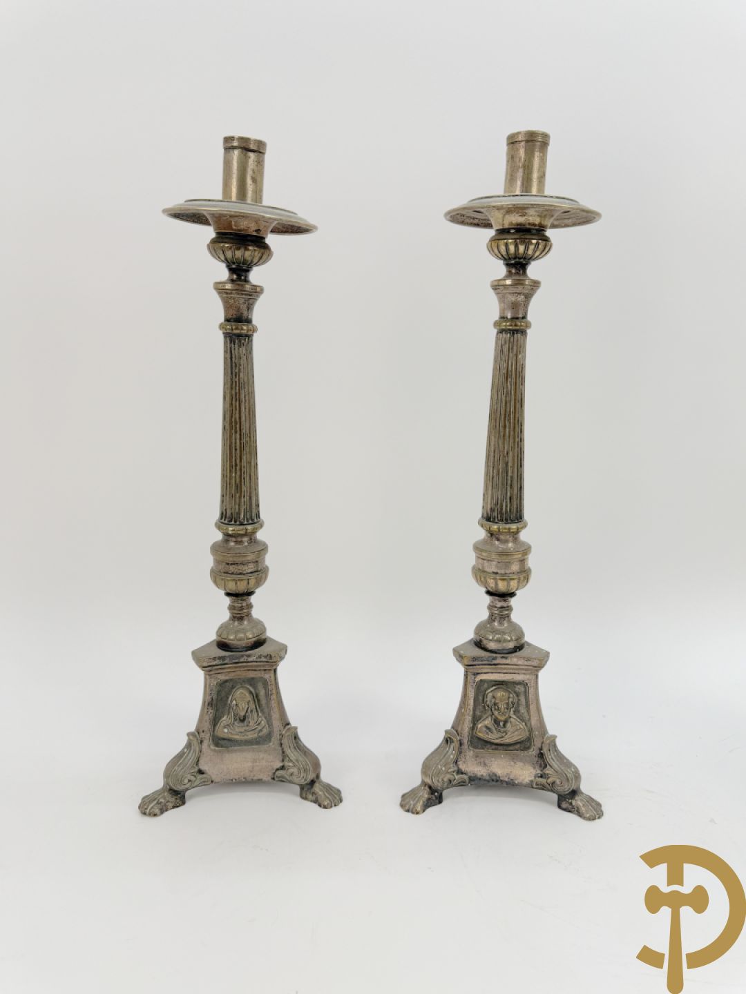 Drie paar religieuse kandelaars in brons en koper