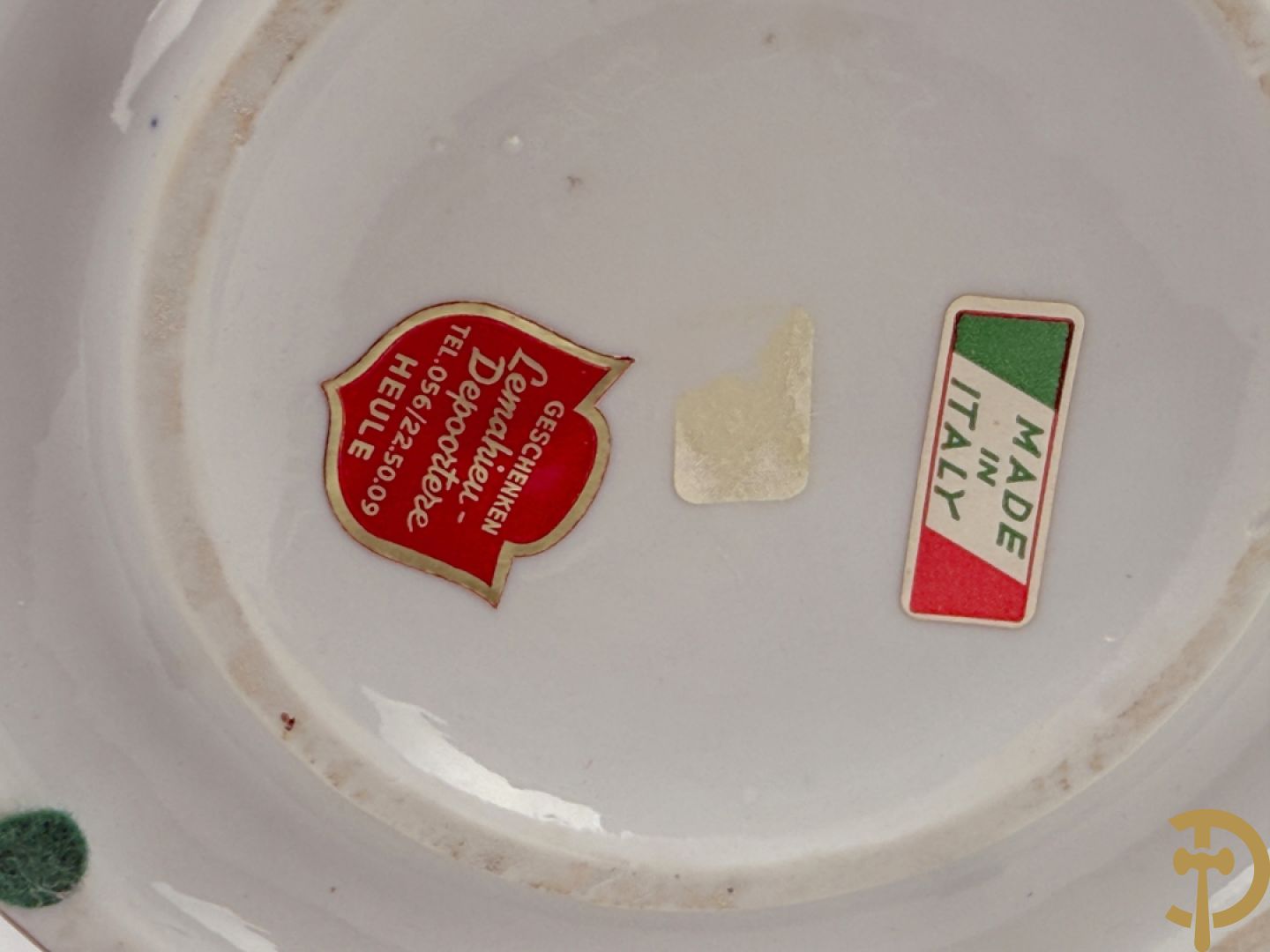 Paar porseleinen cornetvazen met bloemendecor, deels verguld, gemerkt Capo di Monte