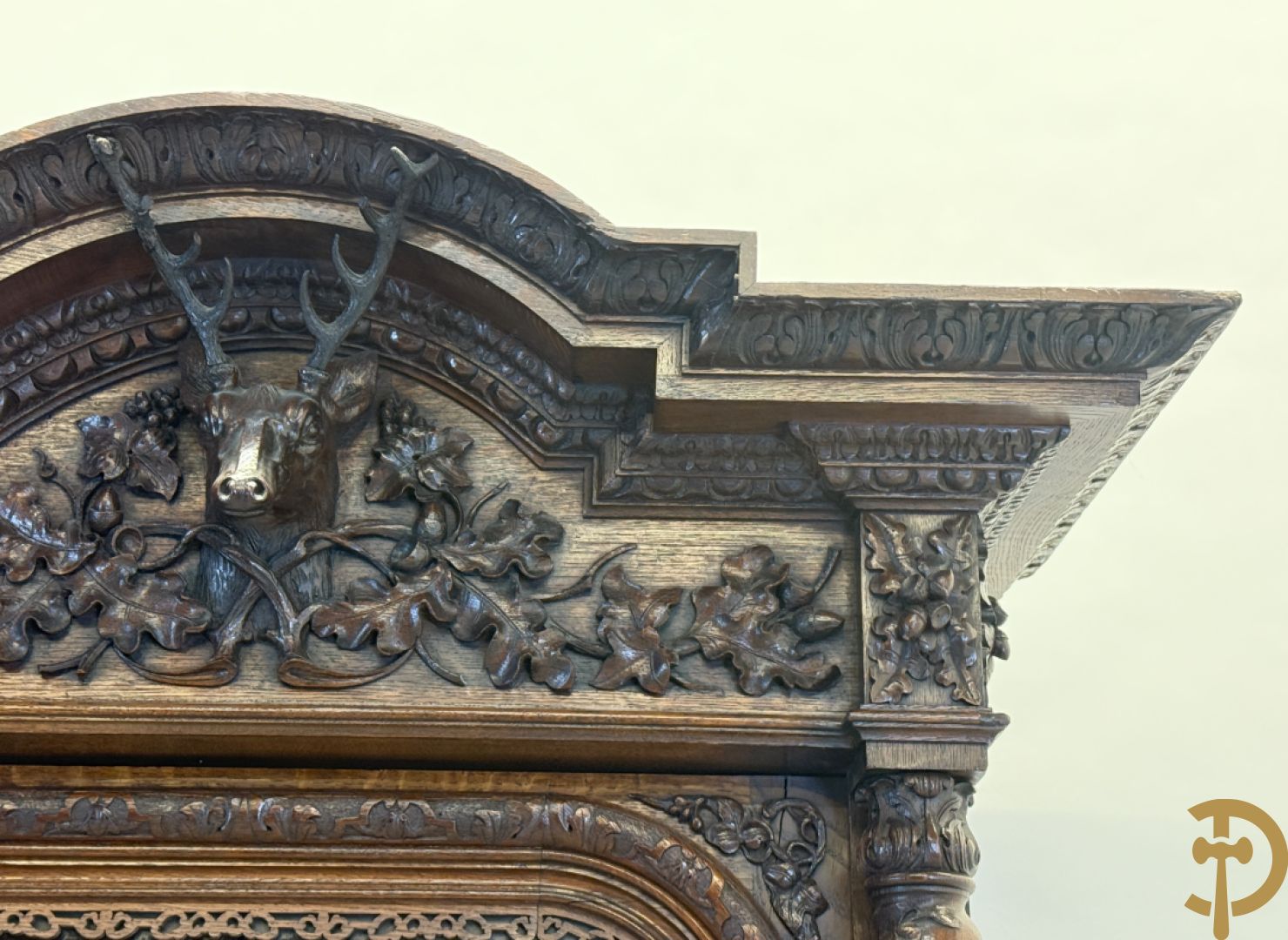 Massief eiken jacht deux-corps, bovenaan met vitrine, zijdelings met getorste zuilen, onderaan met sculptuur van everzwijn en eikebladranken