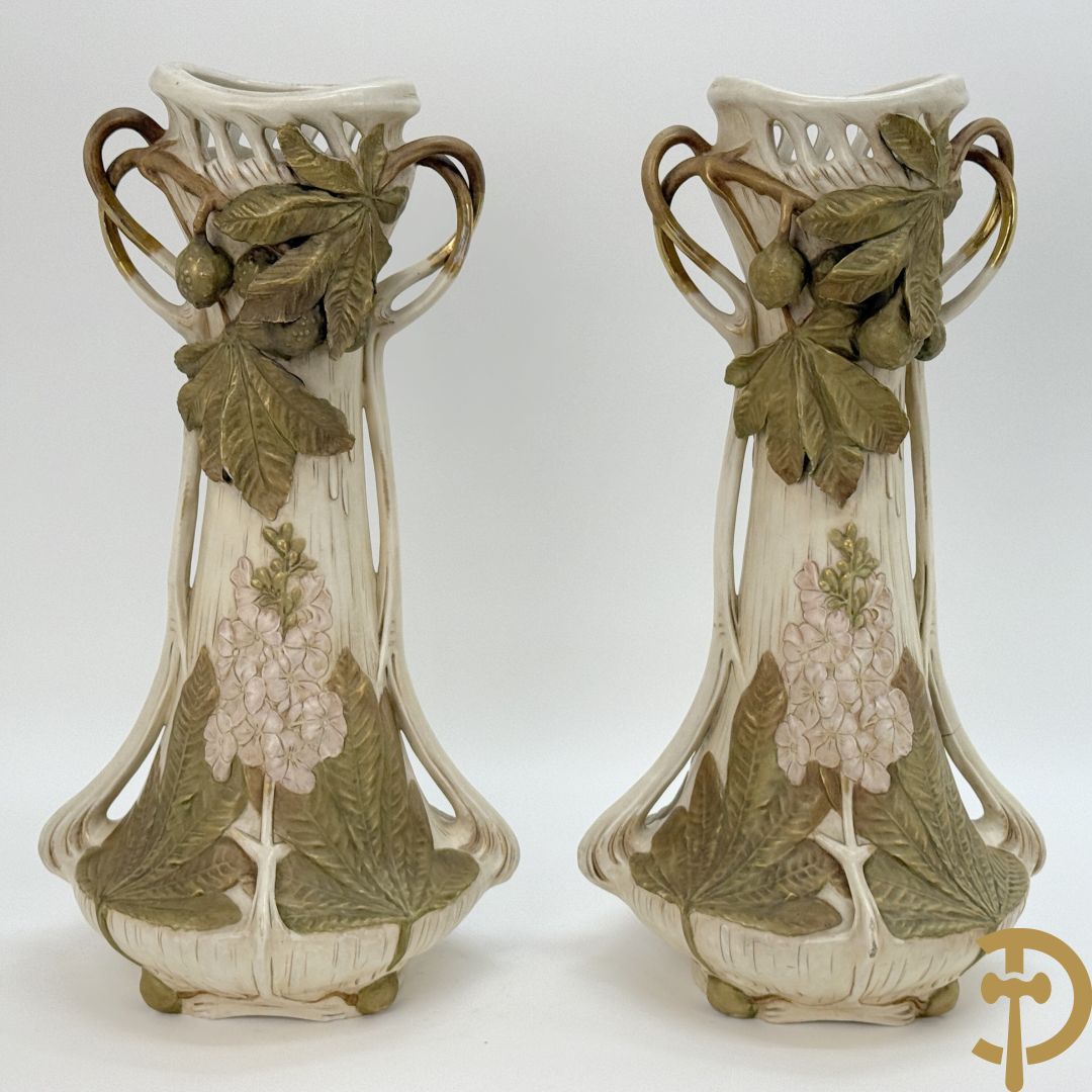 Paar Royal Dux vazen met bloemen bezet