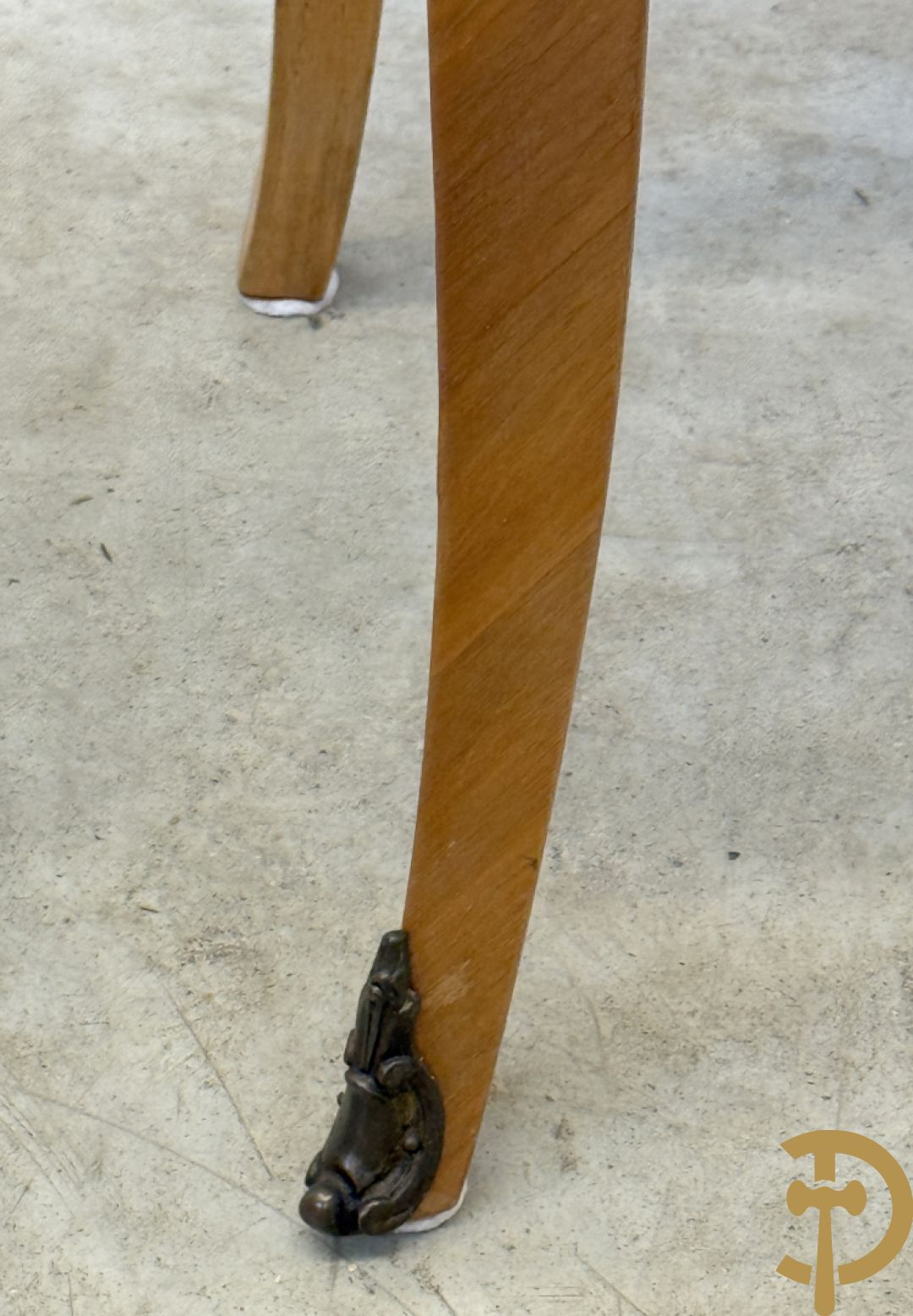 Paar notelaren bijzetkastjes met 2 lades en bezet met bronsbeslag, bovenaan met marmeren blad, op voluutvormige poten