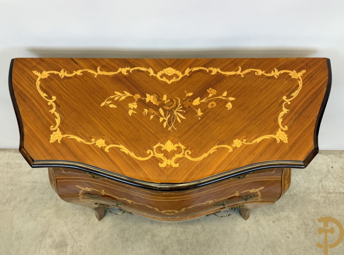 Gegalbeerde notelaren commode met 3 lades en bloemenmarketterie