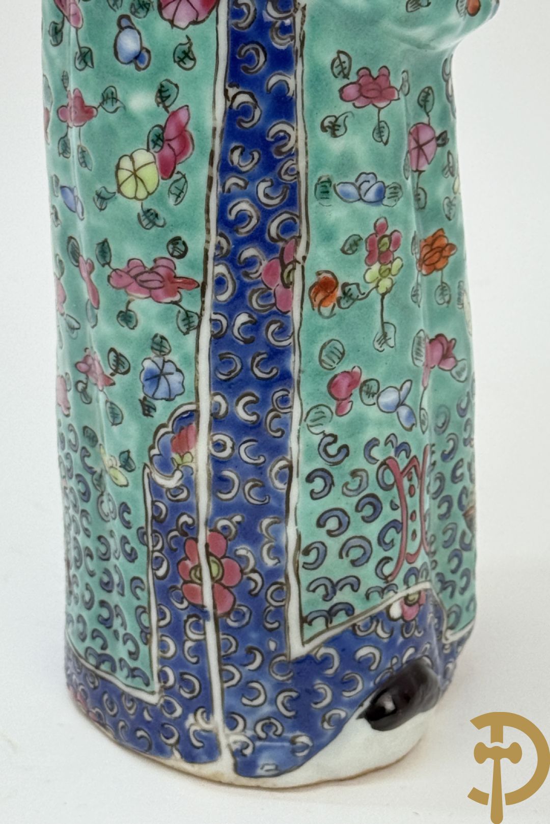 Chinese porseleinen wijsgeer met kind op de arm