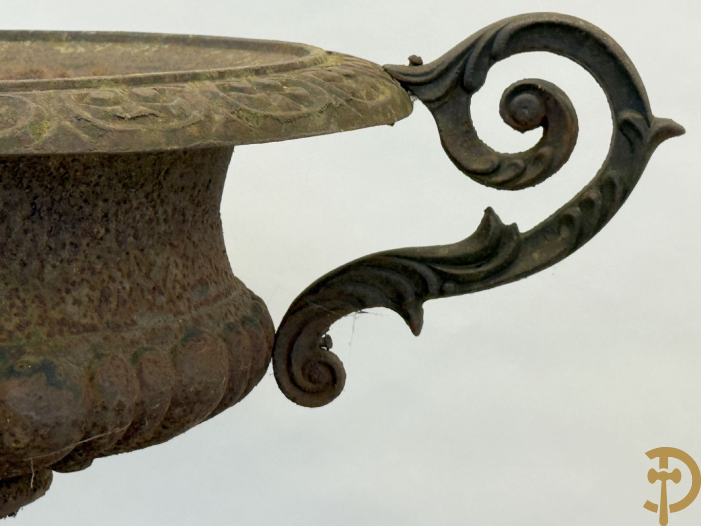 Kelkvormige amfoorvaas op gietijzeren sokkel