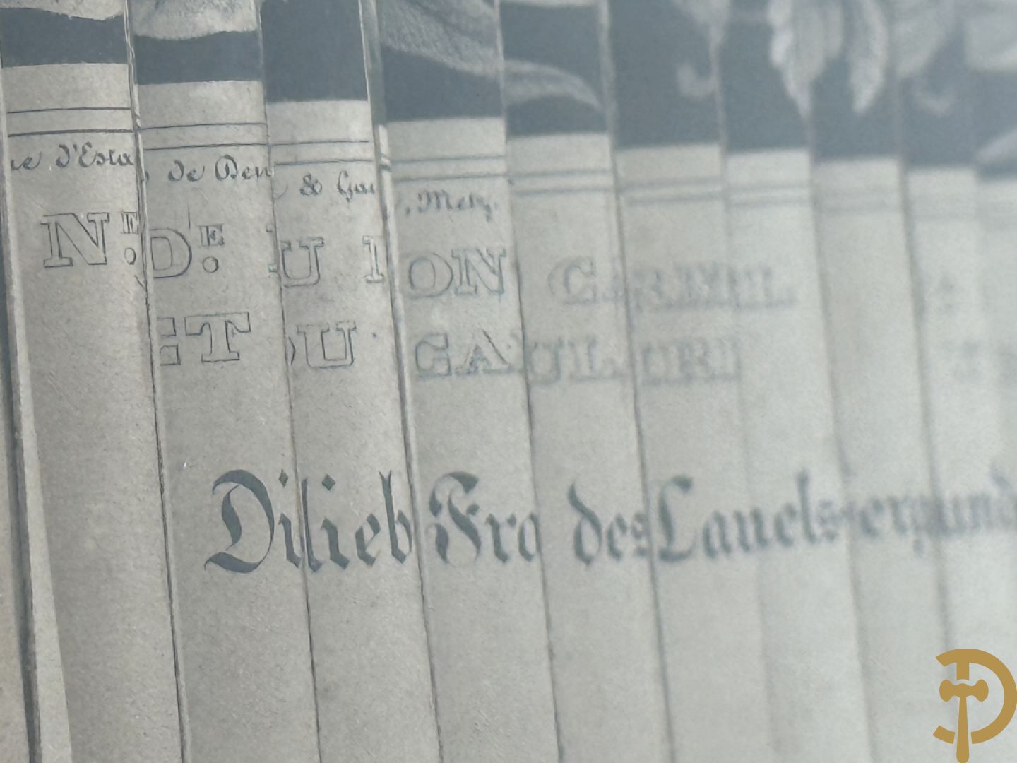 Vergulde Charles X kader met religieuse gravure in prisma gesneden met links en rechts ander zicht