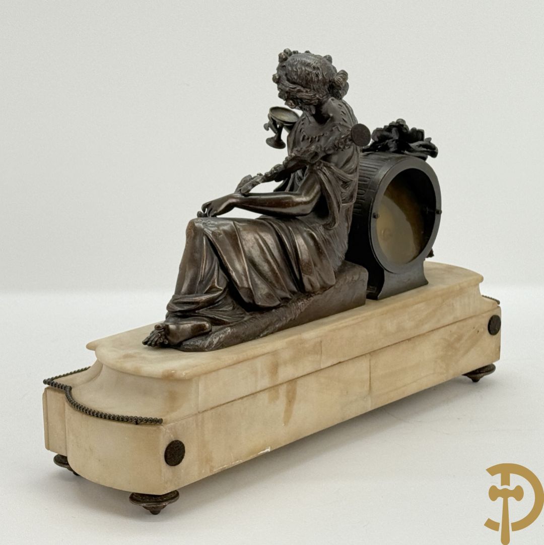 Kunstbronzen pendule liggende dame met beker op marmeren sokkel