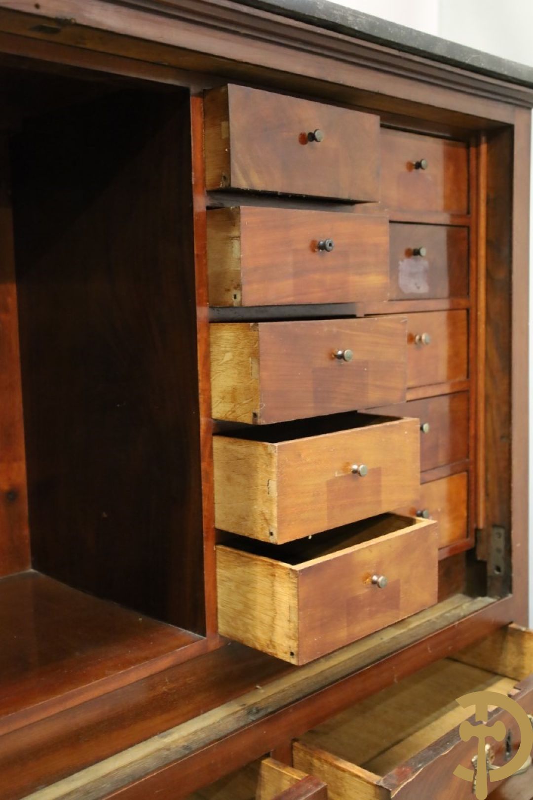 Imposant notelaren cilinderbureau met bovenbouw met ingemaakte lades, cilinderklep en uittrekbaar schrijfblad - drie deuren onderaan - 19e