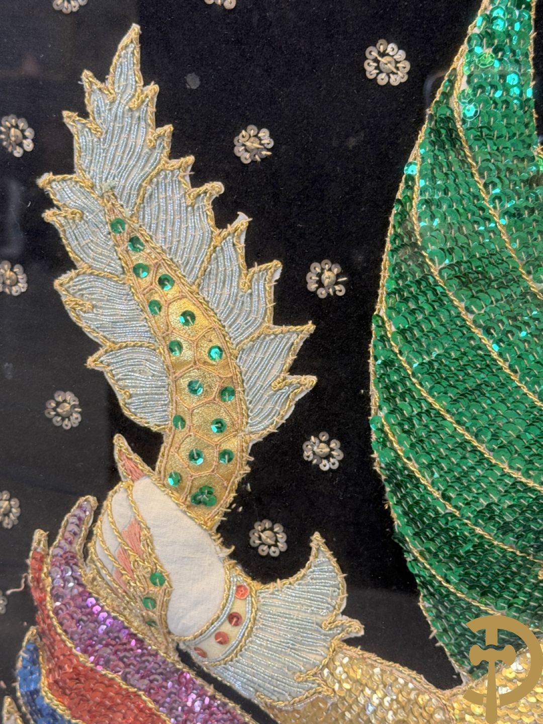 Groot Thais handgemaakt tafereel met boedhistische figuren en paradijsvogel