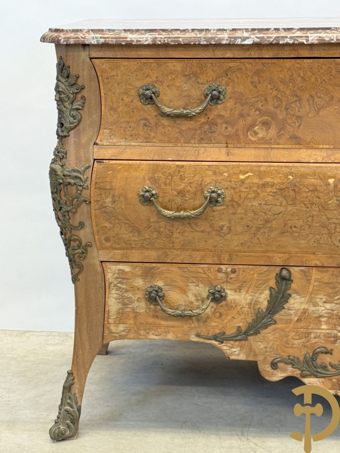 Wortelnotehouten drieladencommode met bronsbeslag van mazarinkoppen en accanthusranken, bovenaan met rood geaderd marmeren blad