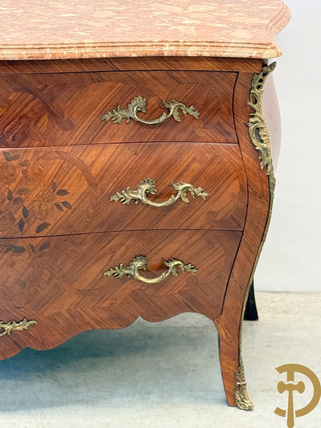 Notelaren gegalbeerde drieladencommode met bloemenmarquetterie en bezet met bronzen ornamenten, bovenaan met marmeren blad