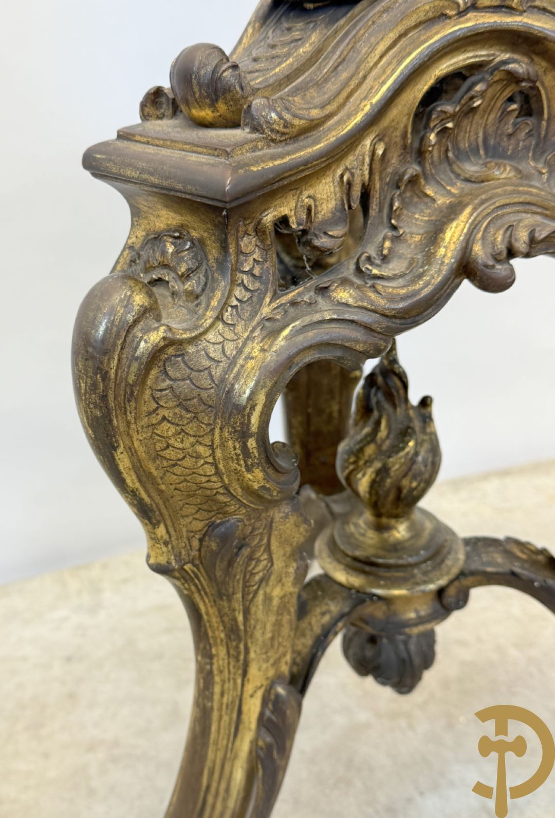 Bronzen staander op drie voluutvormige poten met acanthusranken, bezet met guirlandes en bovenaan met marmeren plateau
